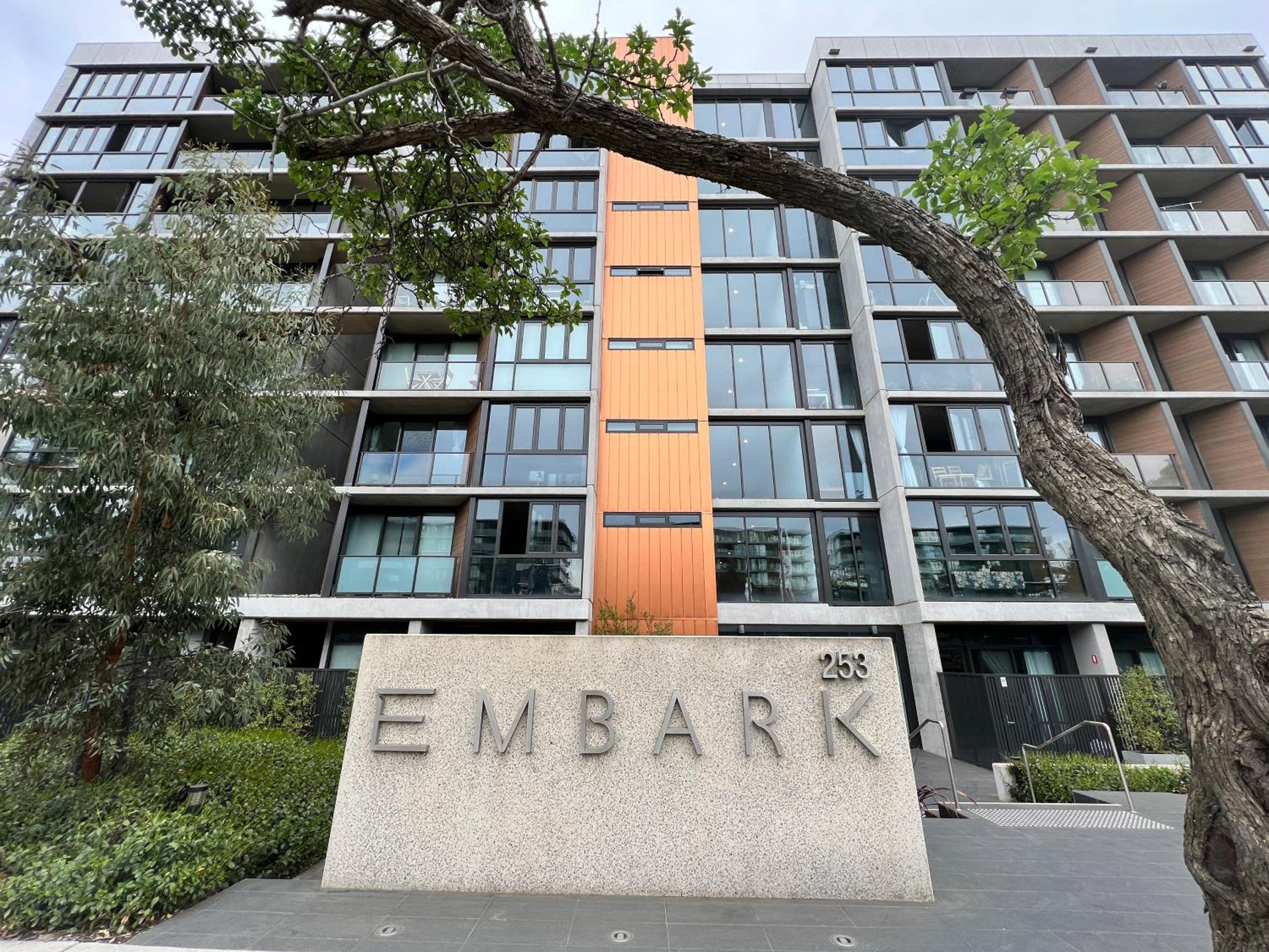 Embark Luxe 2BR 2Bath Apartment in Lynham 1 Secure Carpark Wifi Canberra
