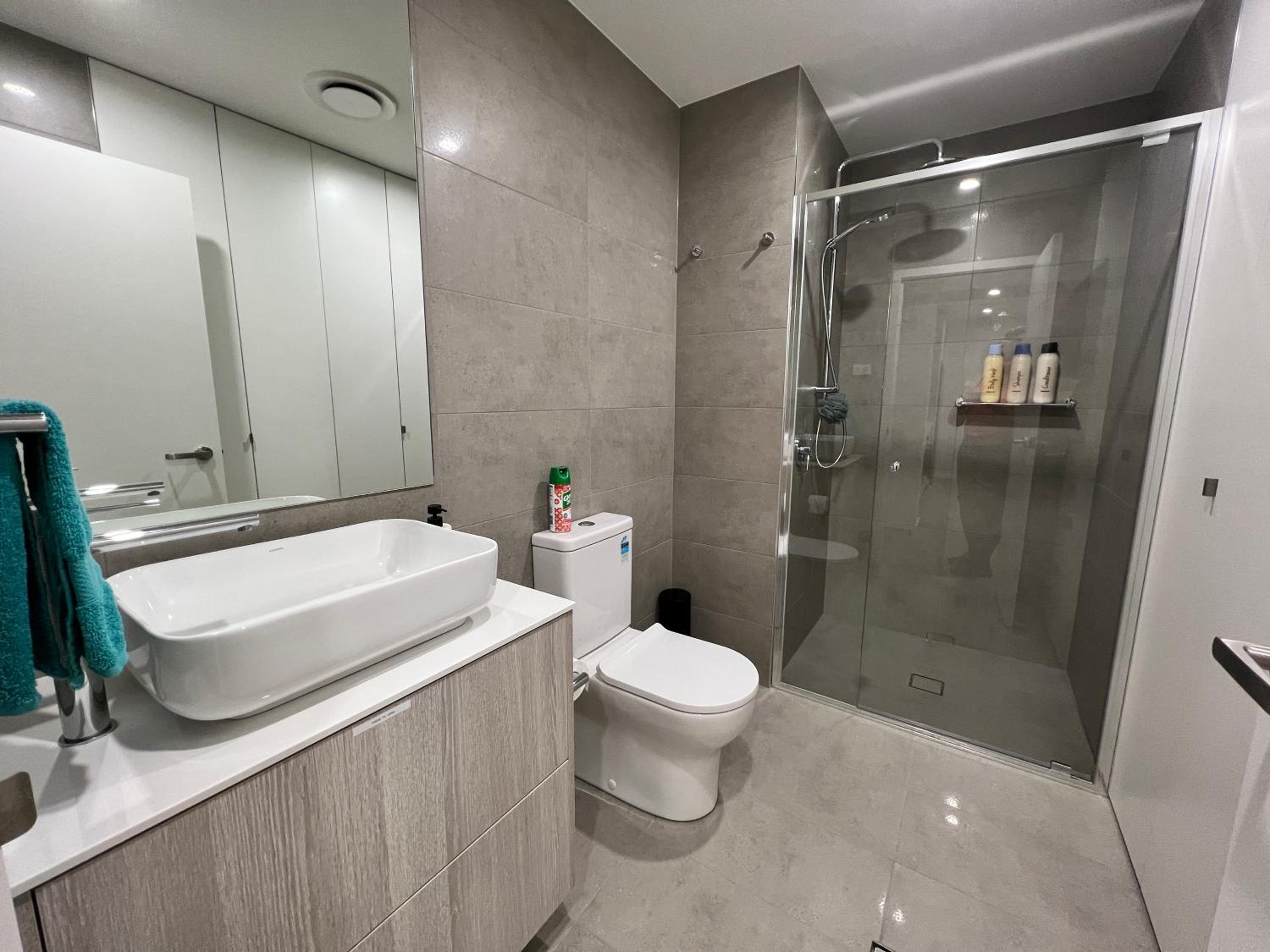 Embark Luxe 2BR 2Bath Apartment in Lynham 1 Secure Carpark Wifi Canberra