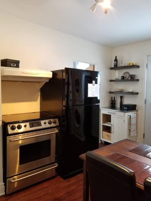 Logement avec stationnement tennis et piscine