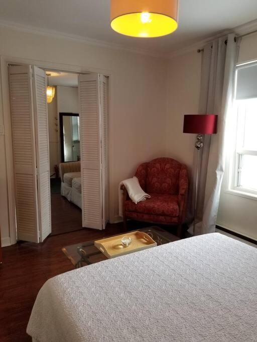 Logement avec stationnement tennis et piscine