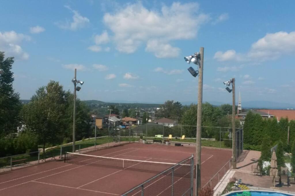 Logement avec stationnement tennis et piscine