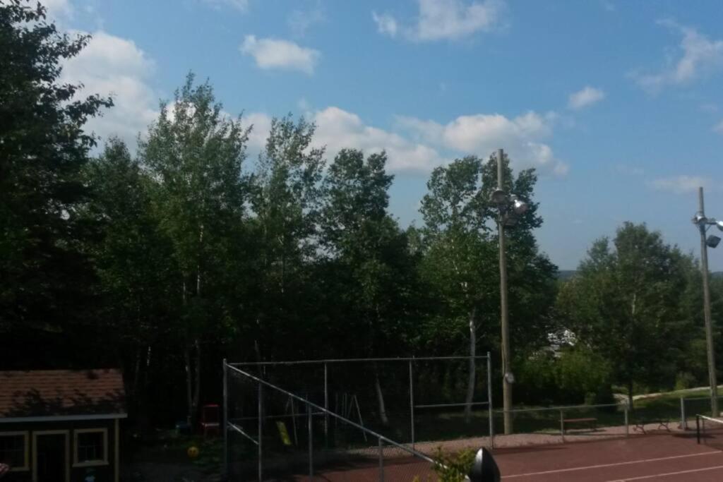 Logement avec stationnement tennis et piscine