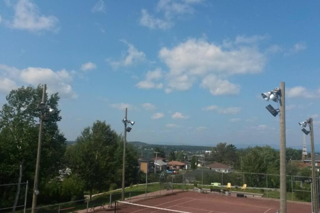 Logement avec stationnement tennis et piscine