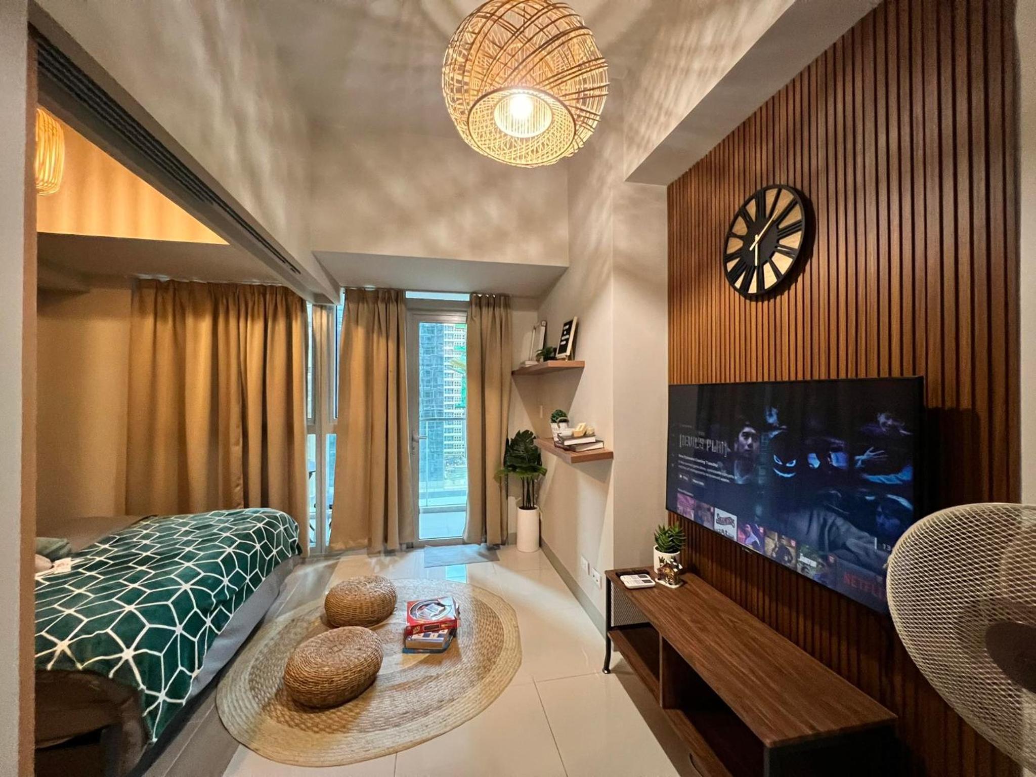 Uptown Parksuites BGC Taguig 1 Bedroom w/ Balcony view 5