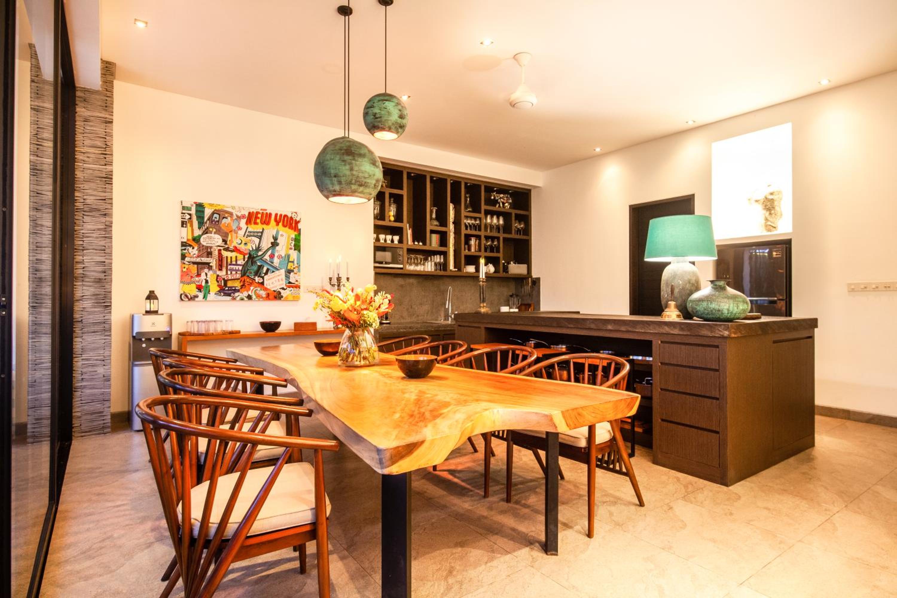 Modern 3BR Villa, 200m to Canggu Beach Bliss — dining