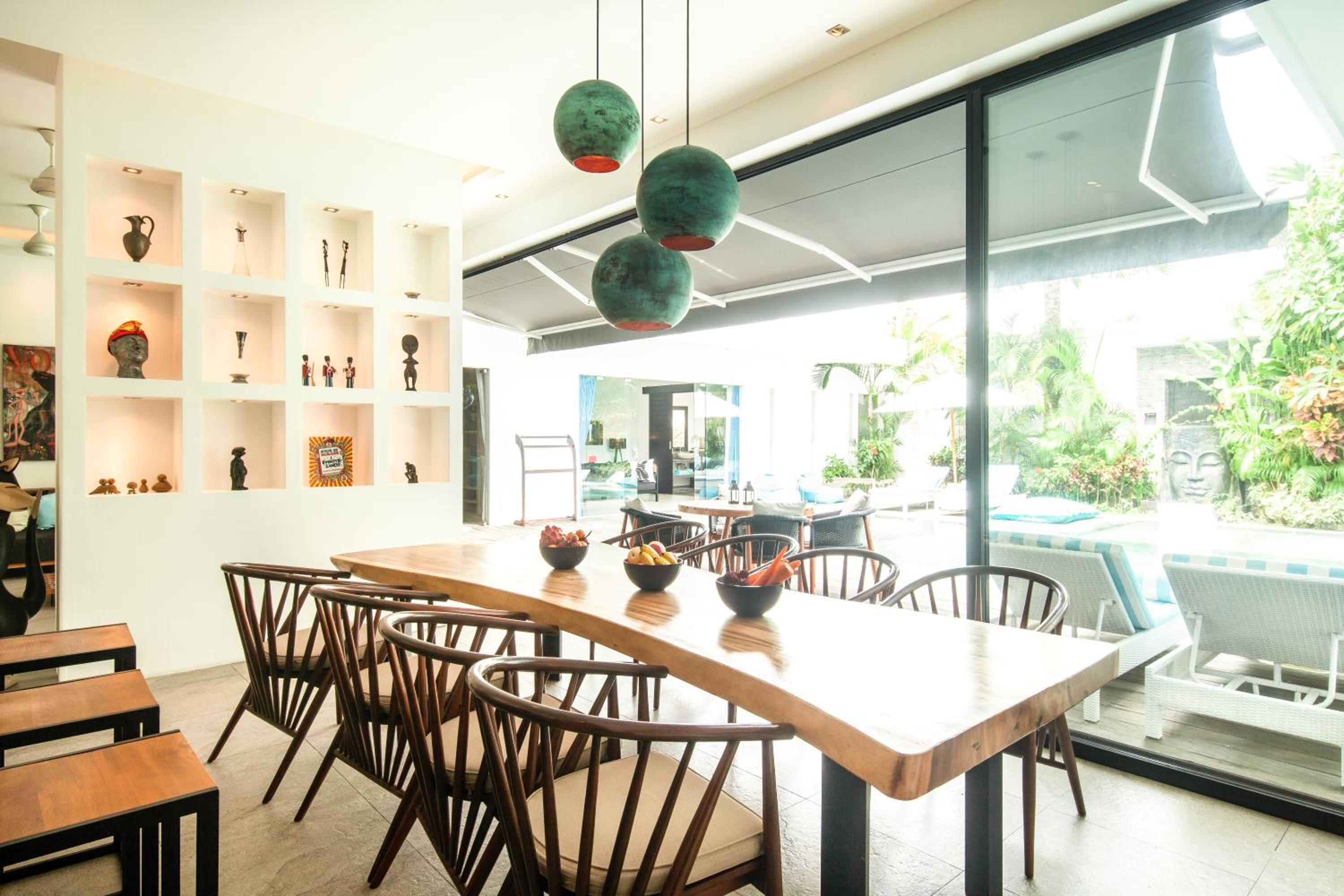 Modern 3BR Villa, 200m to Canggu Beach Bliss — dining