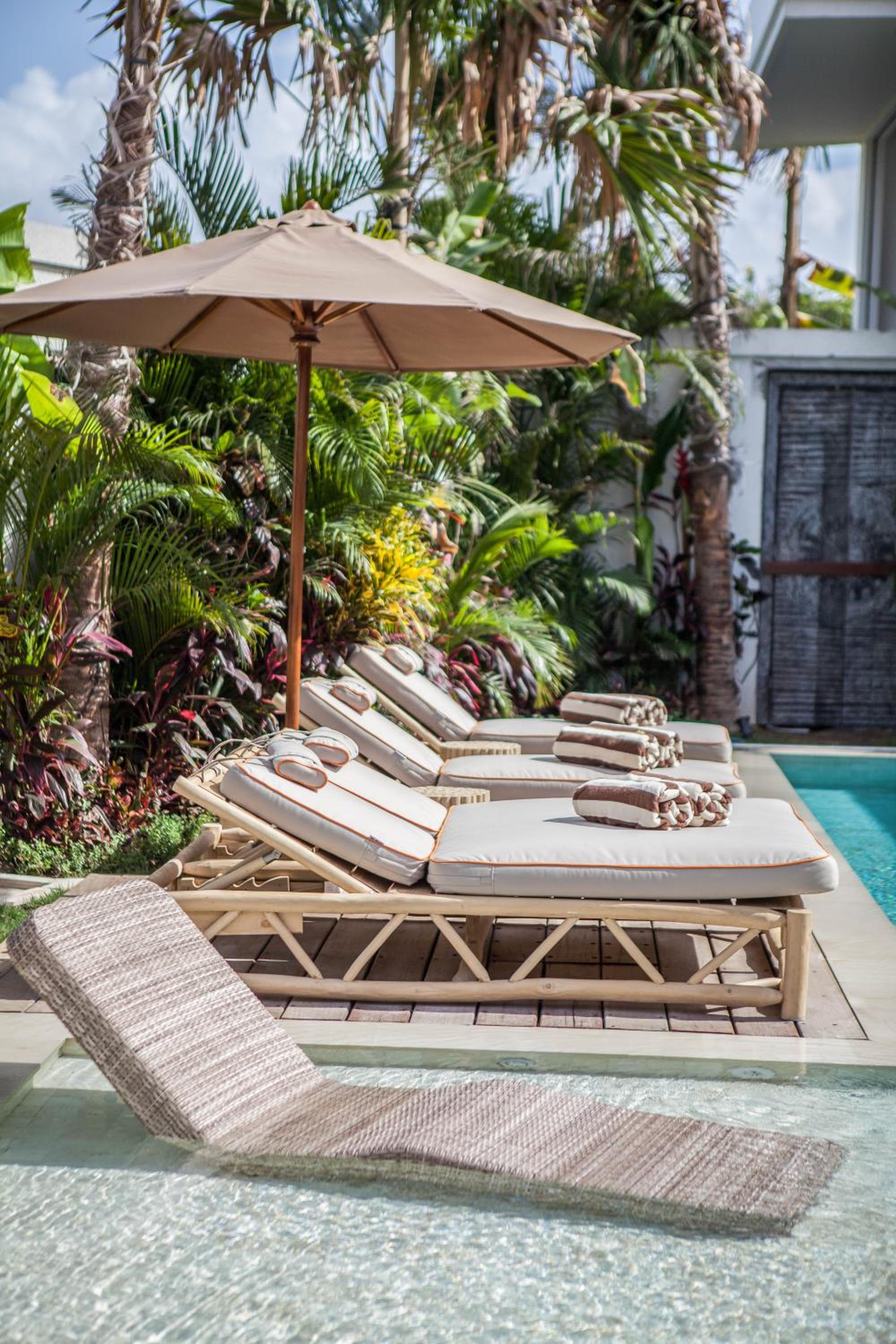 Dreamy 5BR Haven, 200m to Berawa's Blissful Beach — recepcion & lobby
