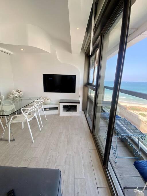 ruth’s balcony sea view apt