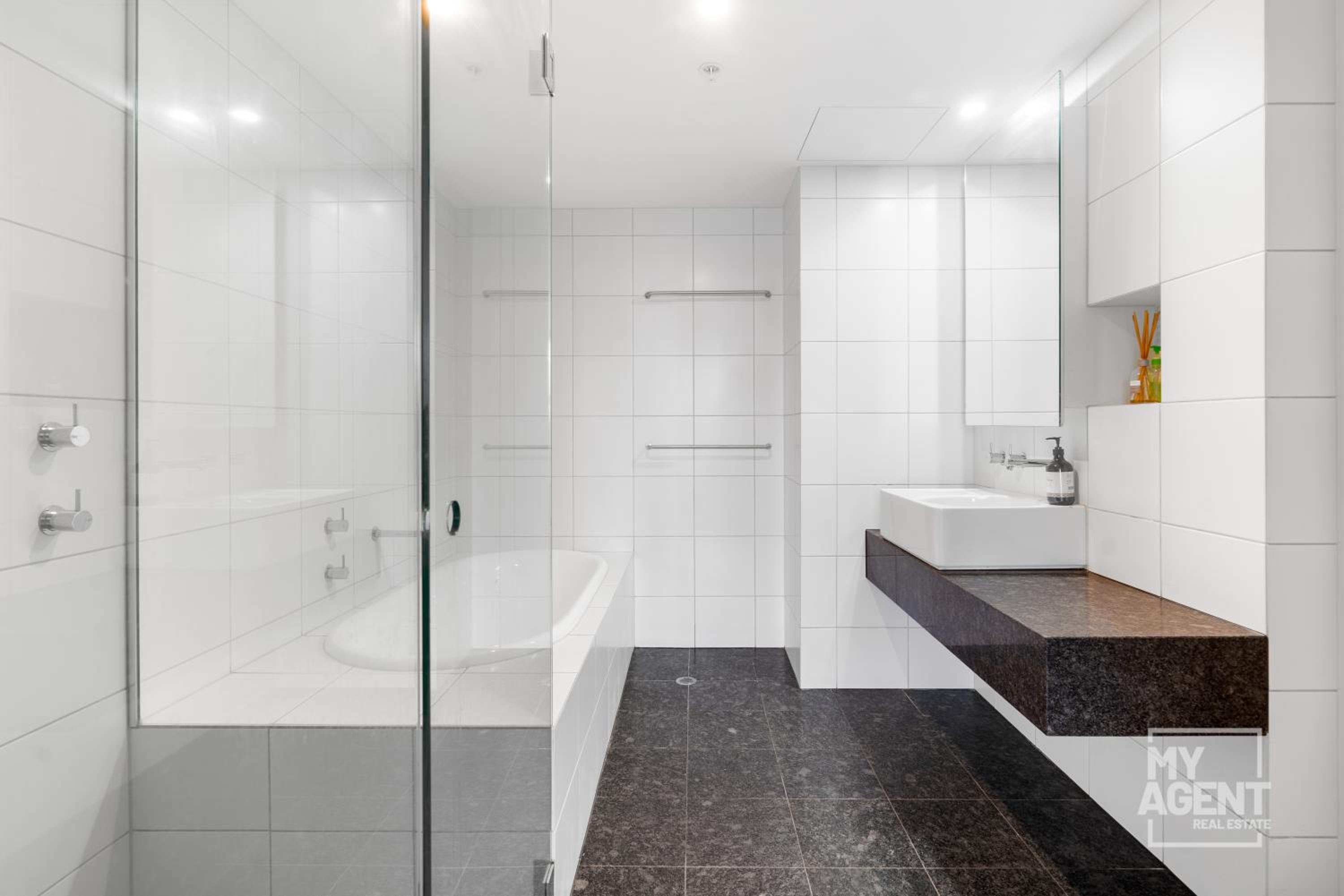 Spectacular Victoria Harbour Apartment Docklands