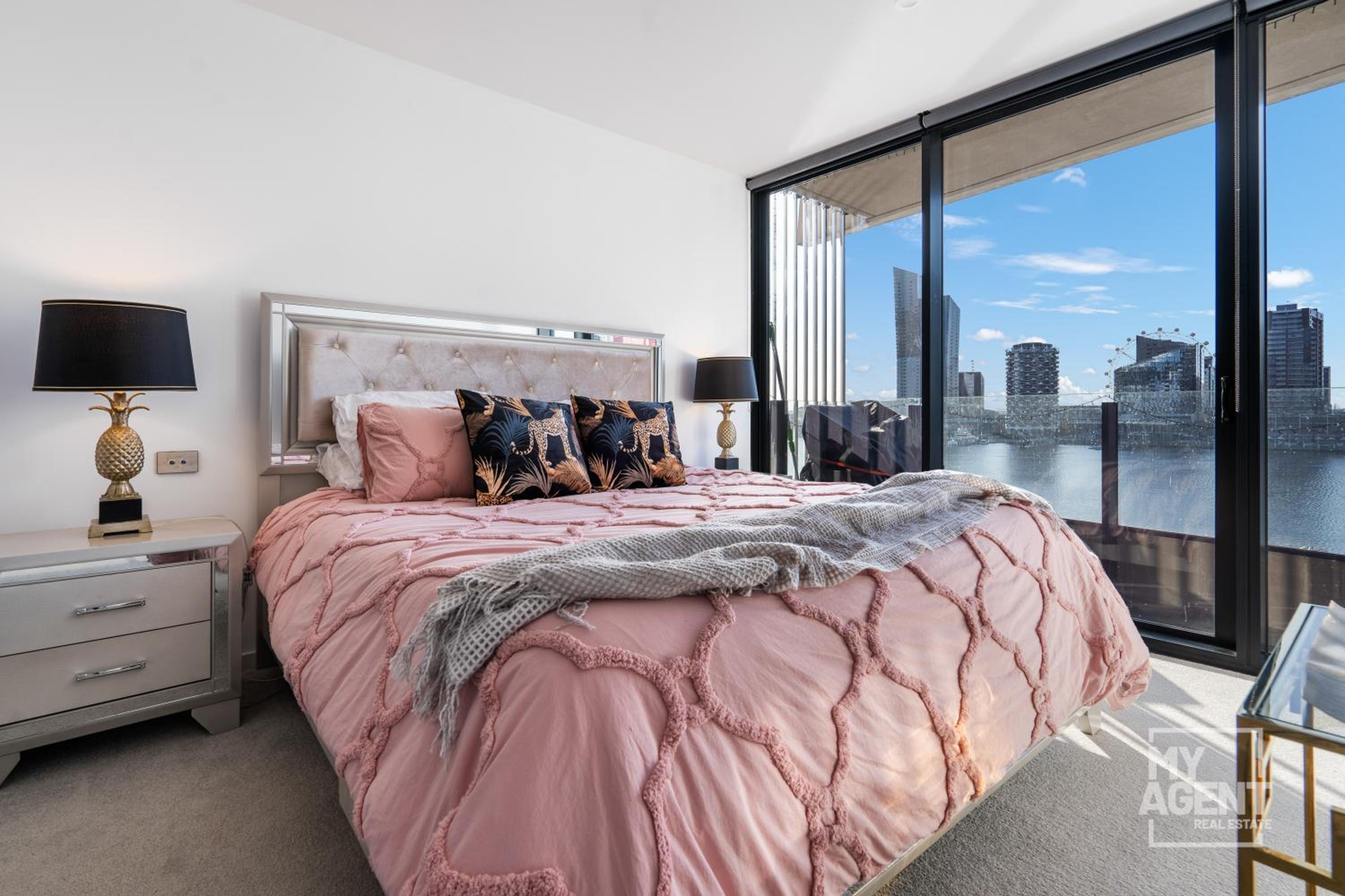Spectacular Victoria Harbour Apartment Docklands