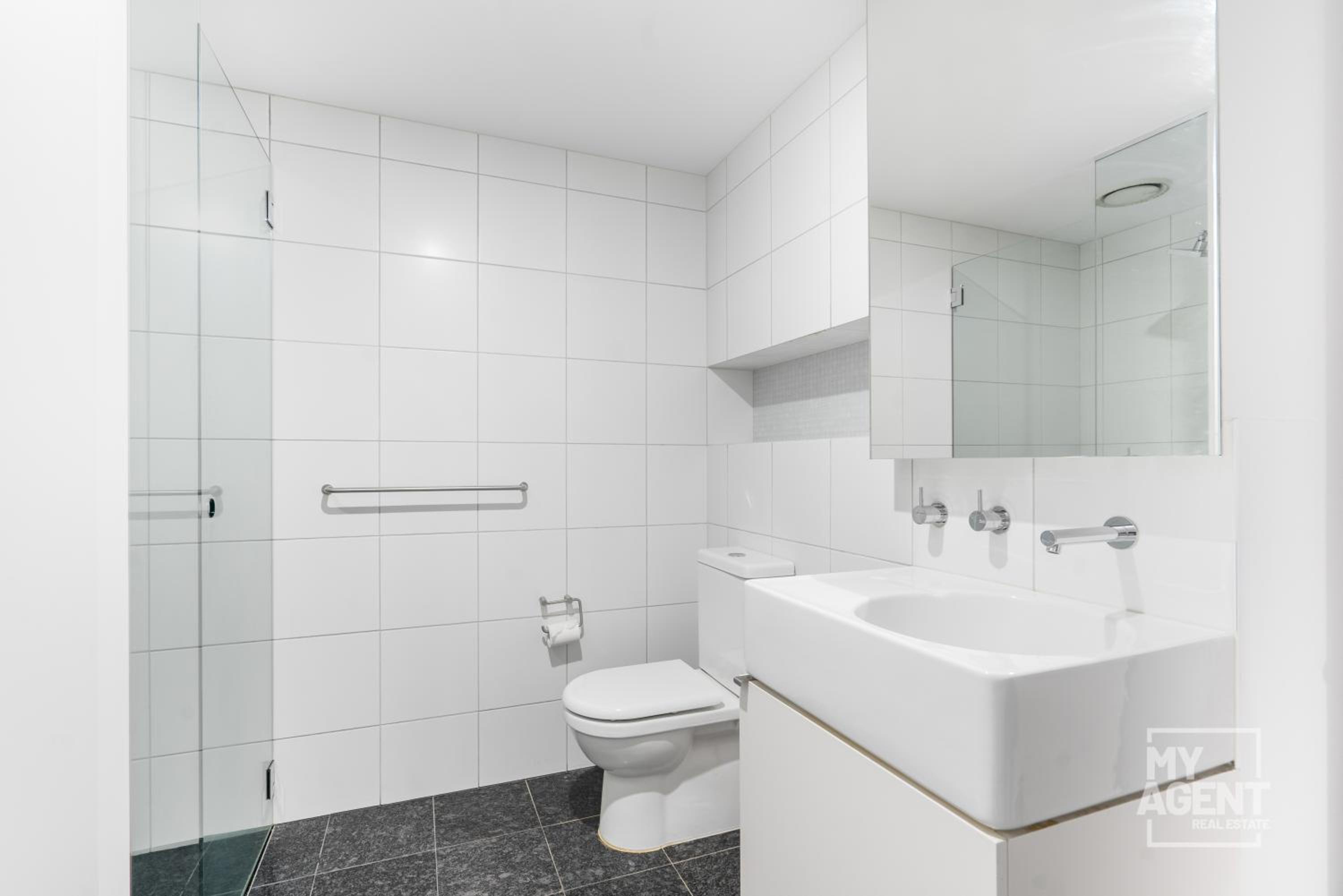 Spectacular Victoria Harbour Apartment Docklands