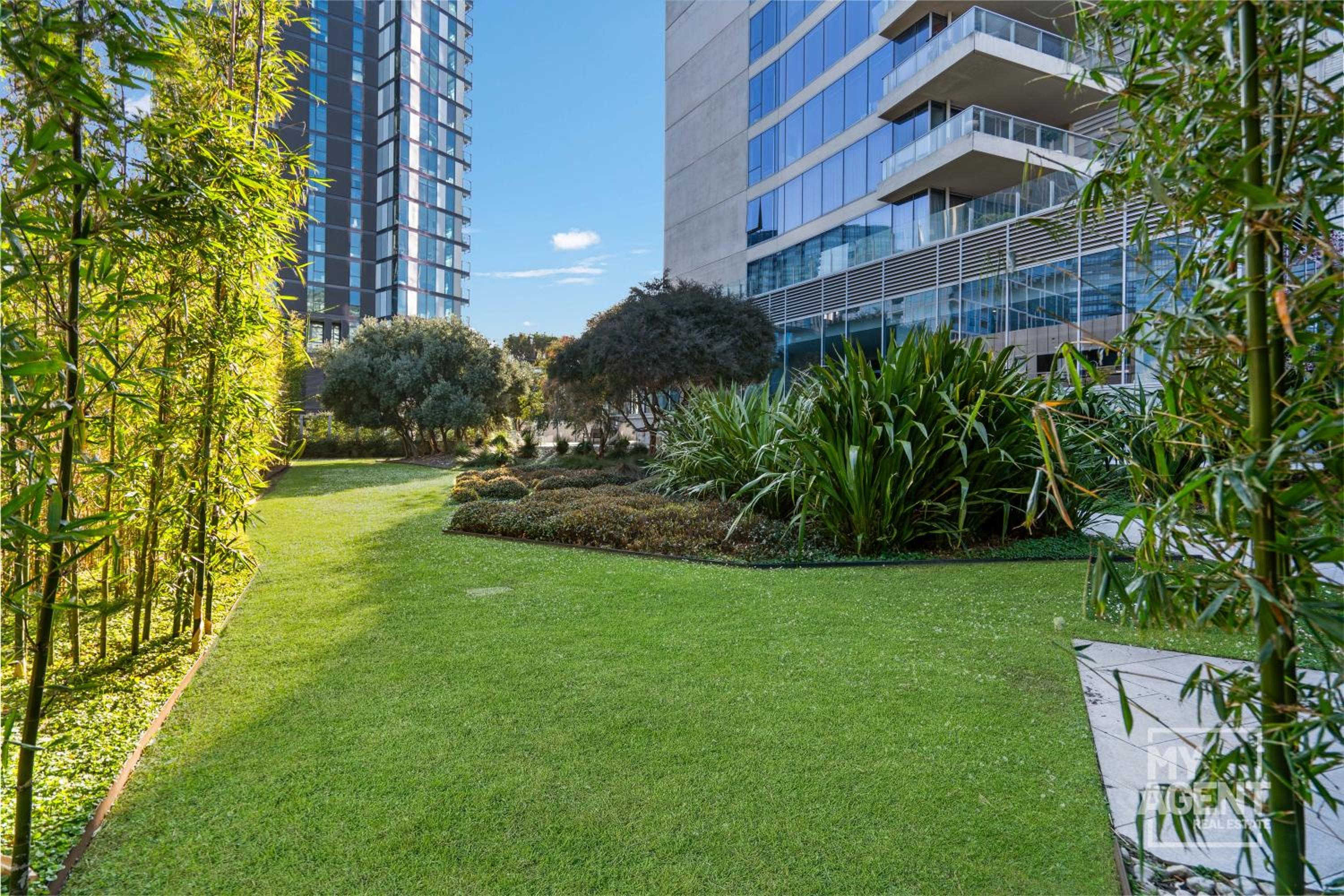Spectacular Victoria Harbour Apartment Docklands