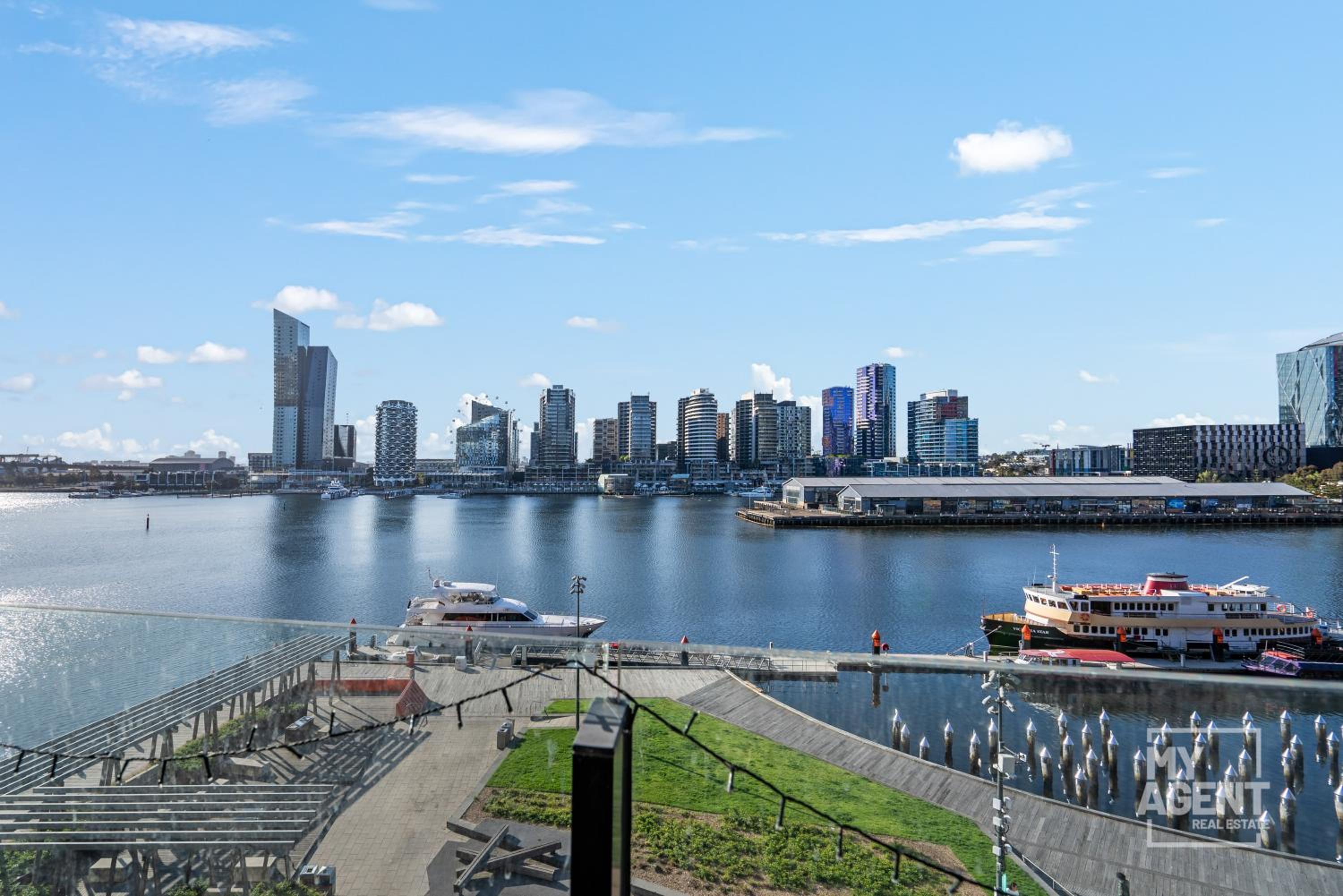 Spectacular Victoria Harbour Apartment Docklands