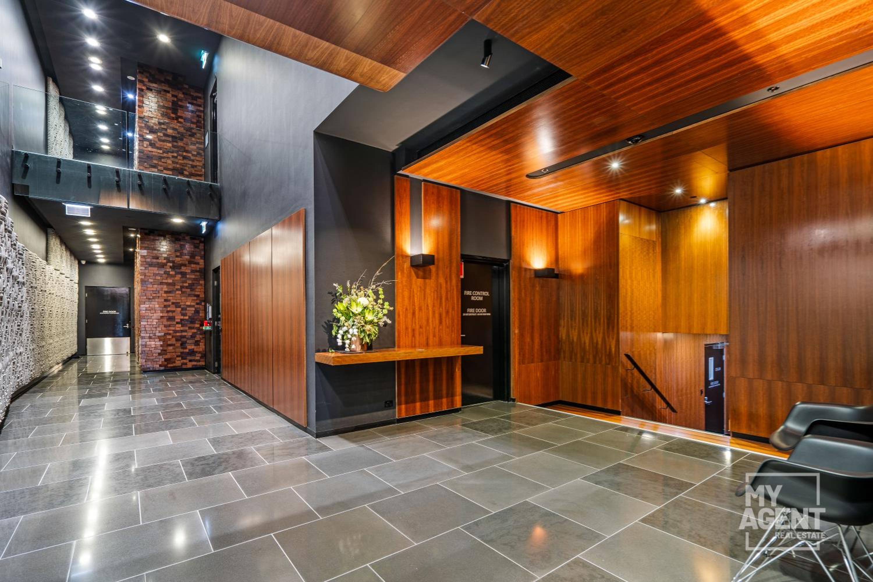 Spectacular Victoria Harbour Apartment Docklands