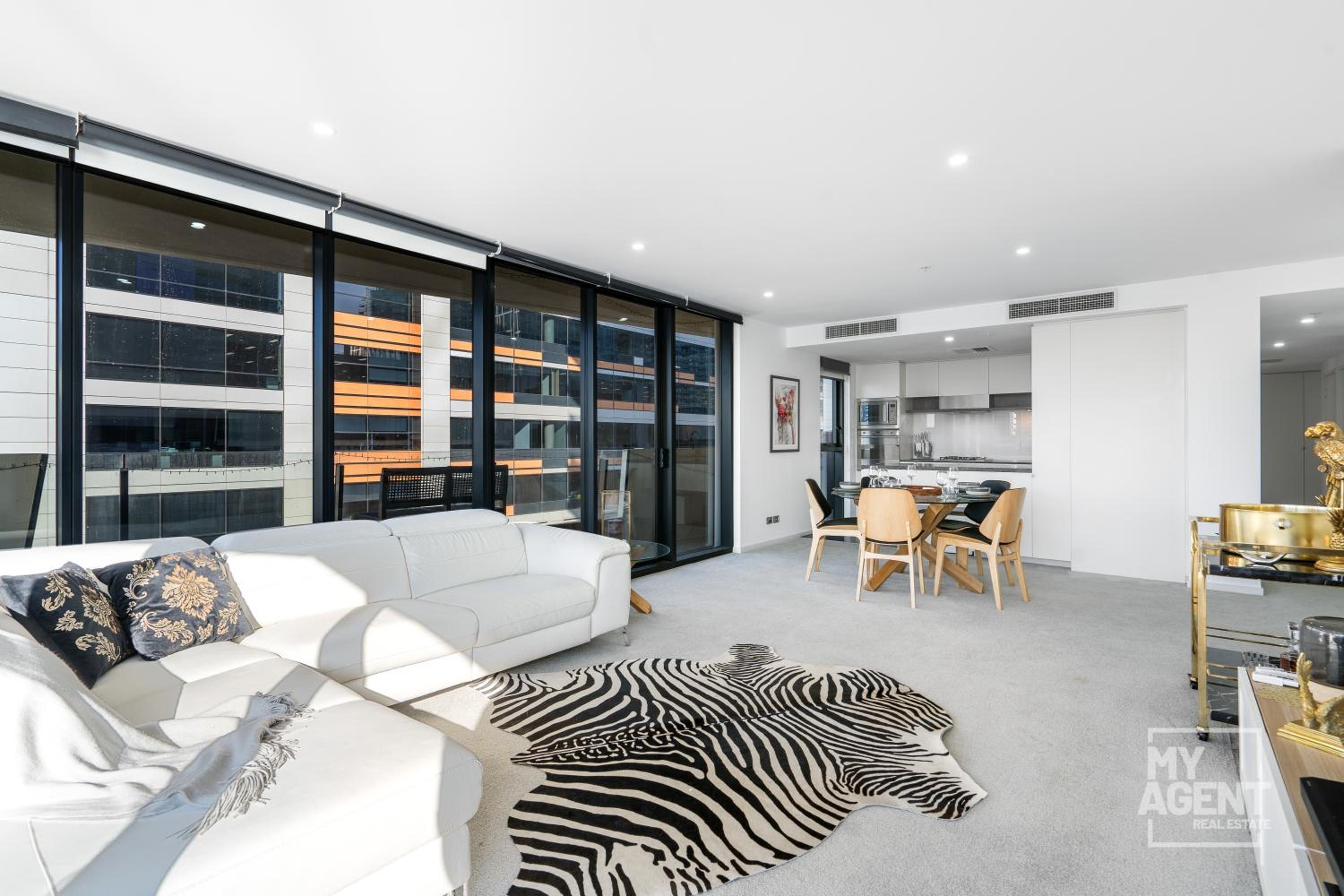 Spectacular Victoria Harbour Apartment Docklands