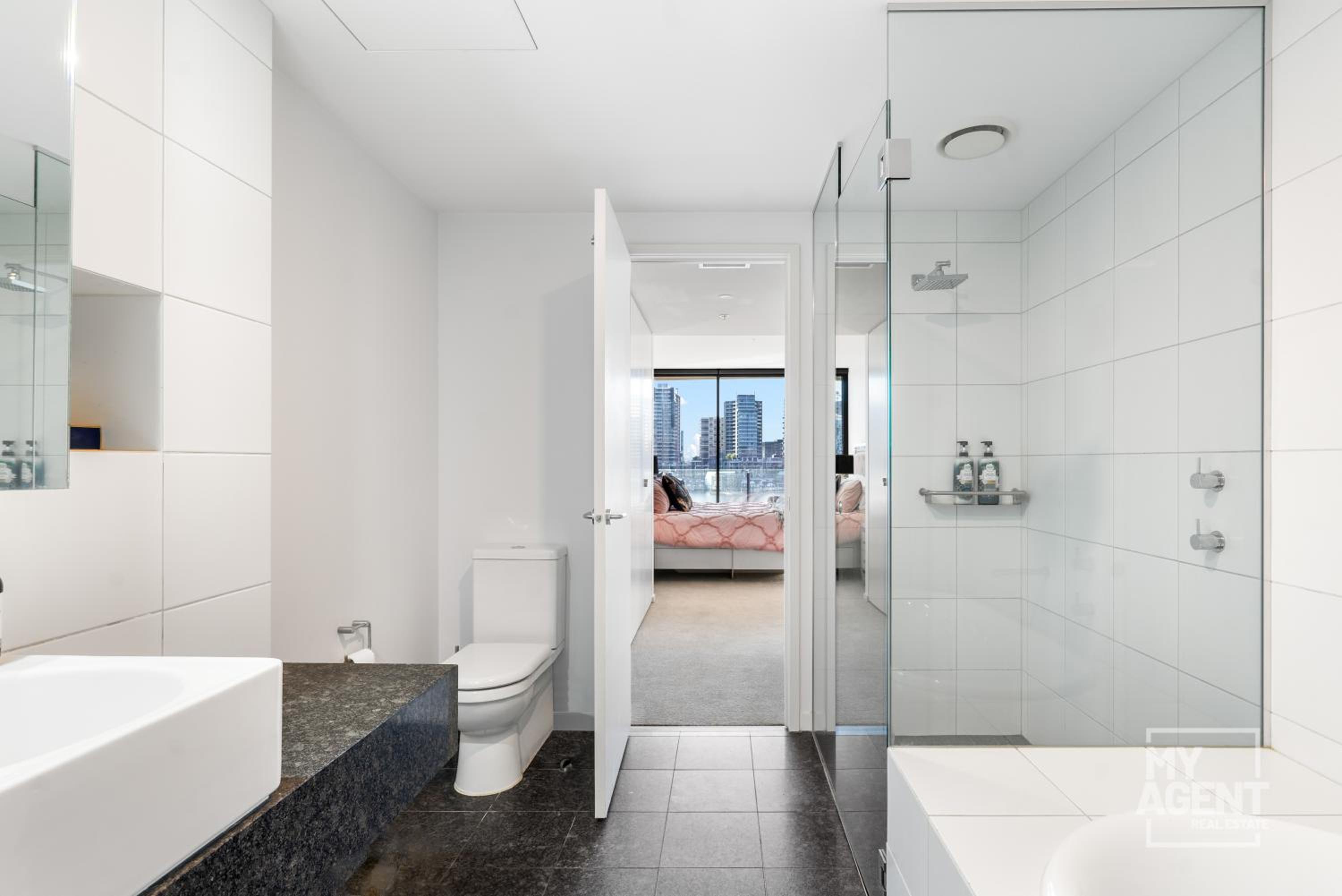Spectacular Victoria Harbour Apartment Docklands
