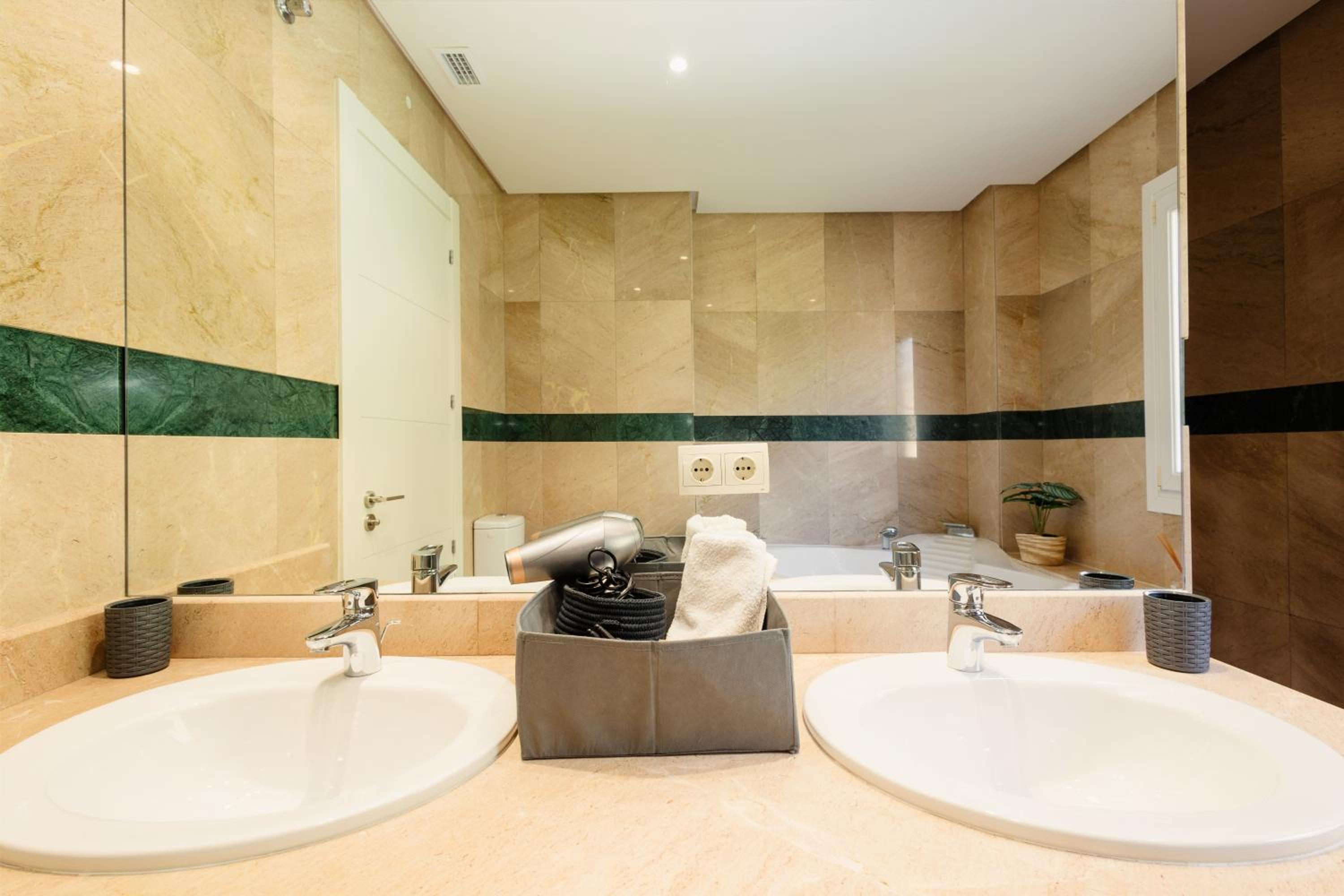 Penthouse with sea views in Nueva Andalucia photo 3