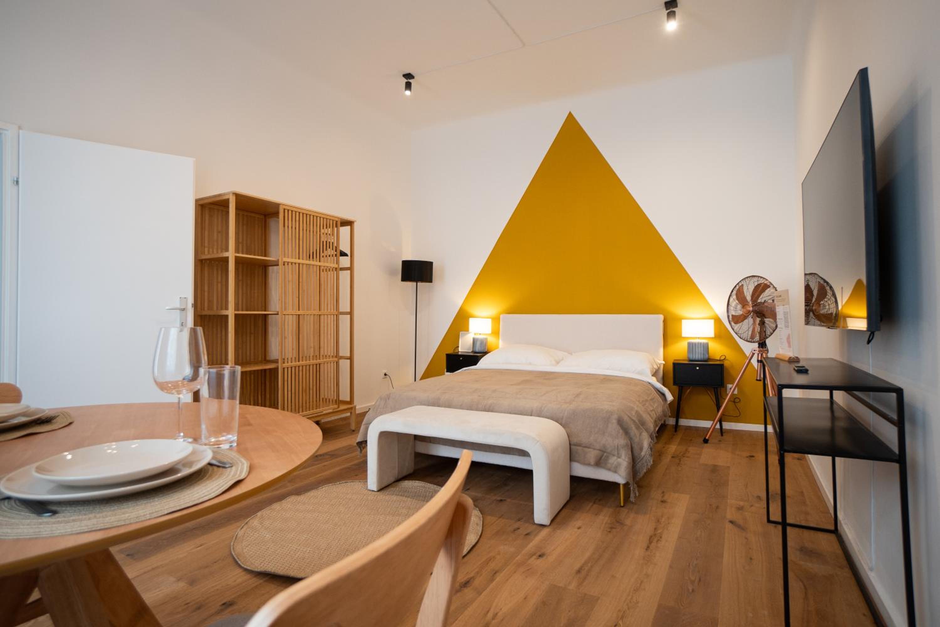 Central brand-new apartment with a patio