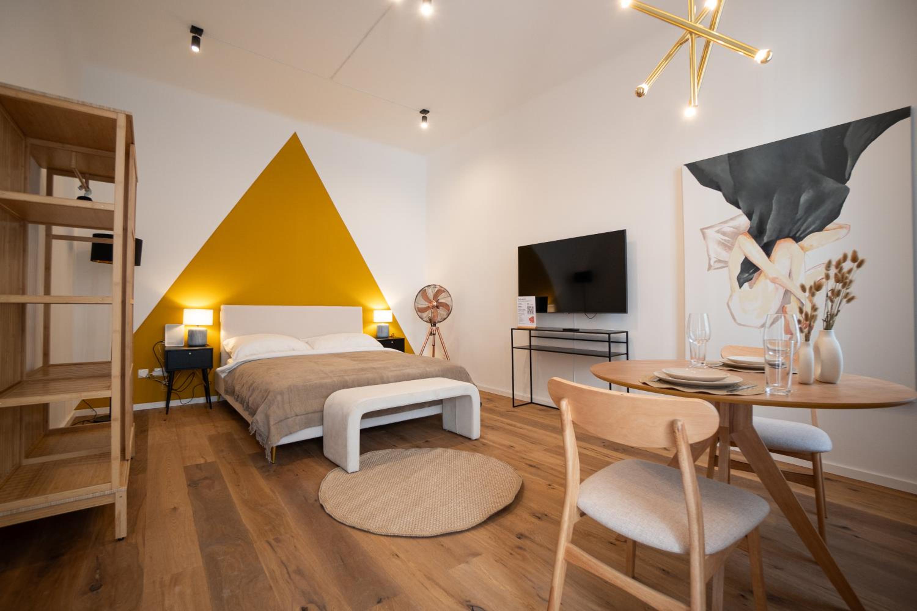 Central brand-new apartment with a patio