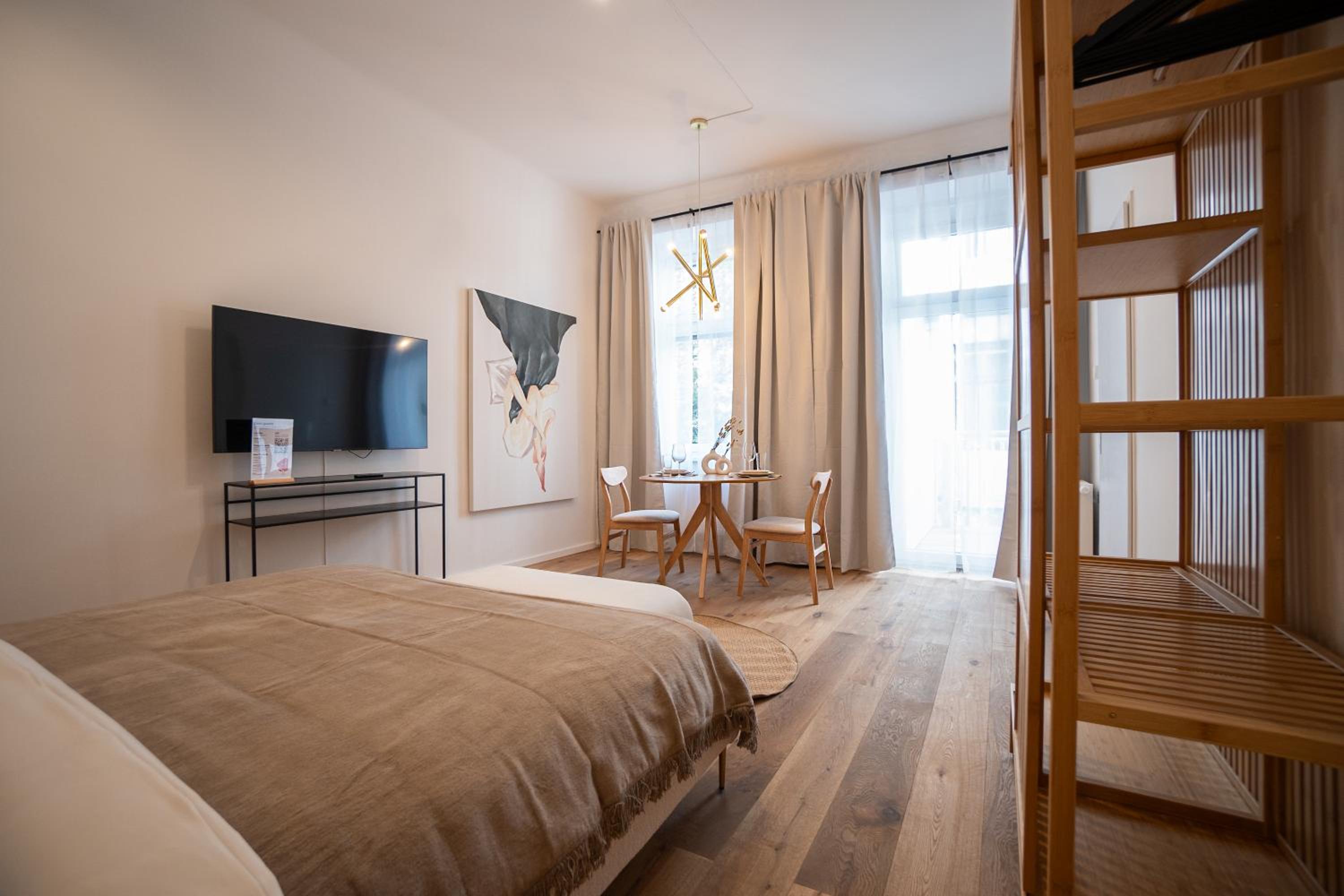 Central brand-new apartment with a patio