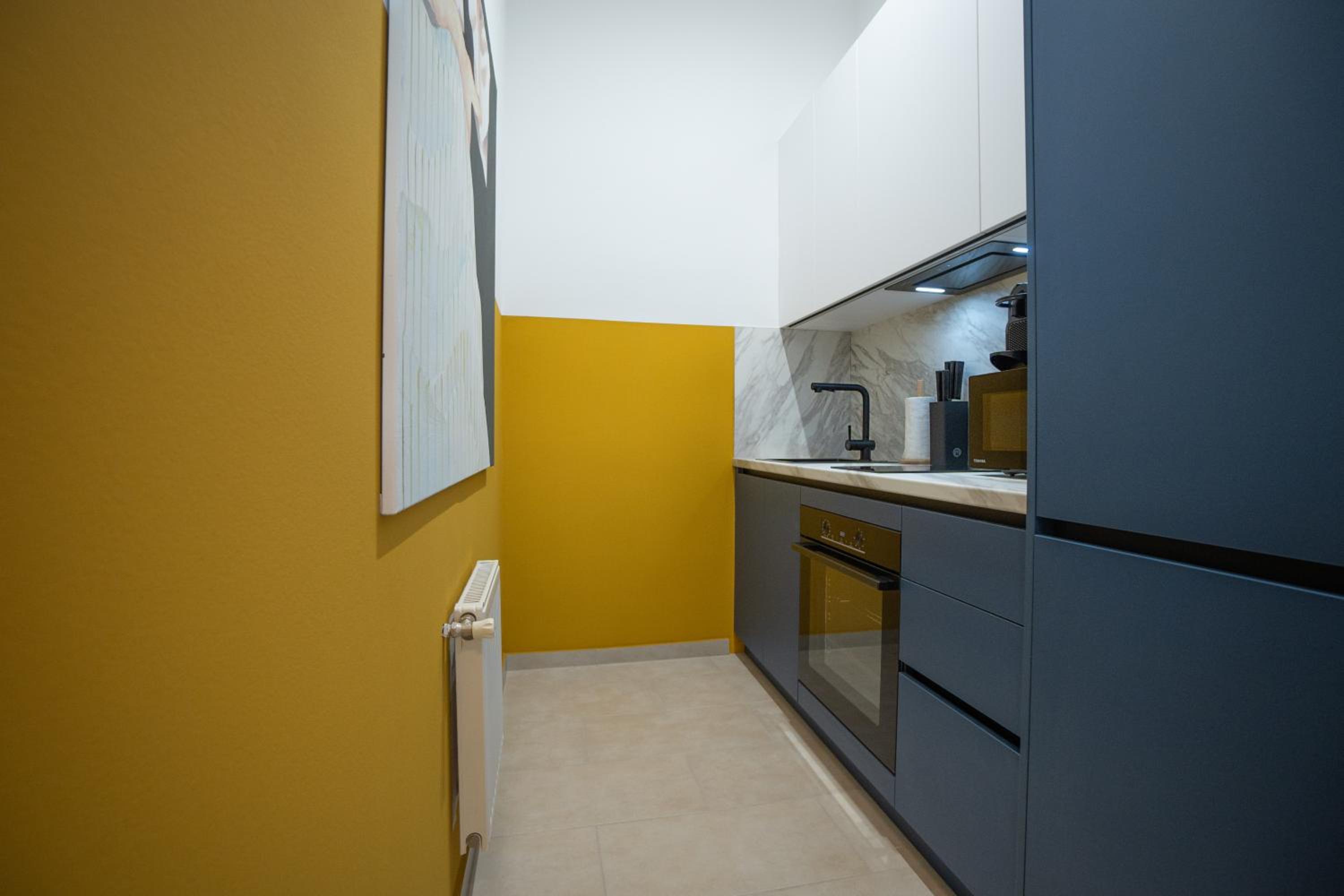 Central brand-new apartment with a patio