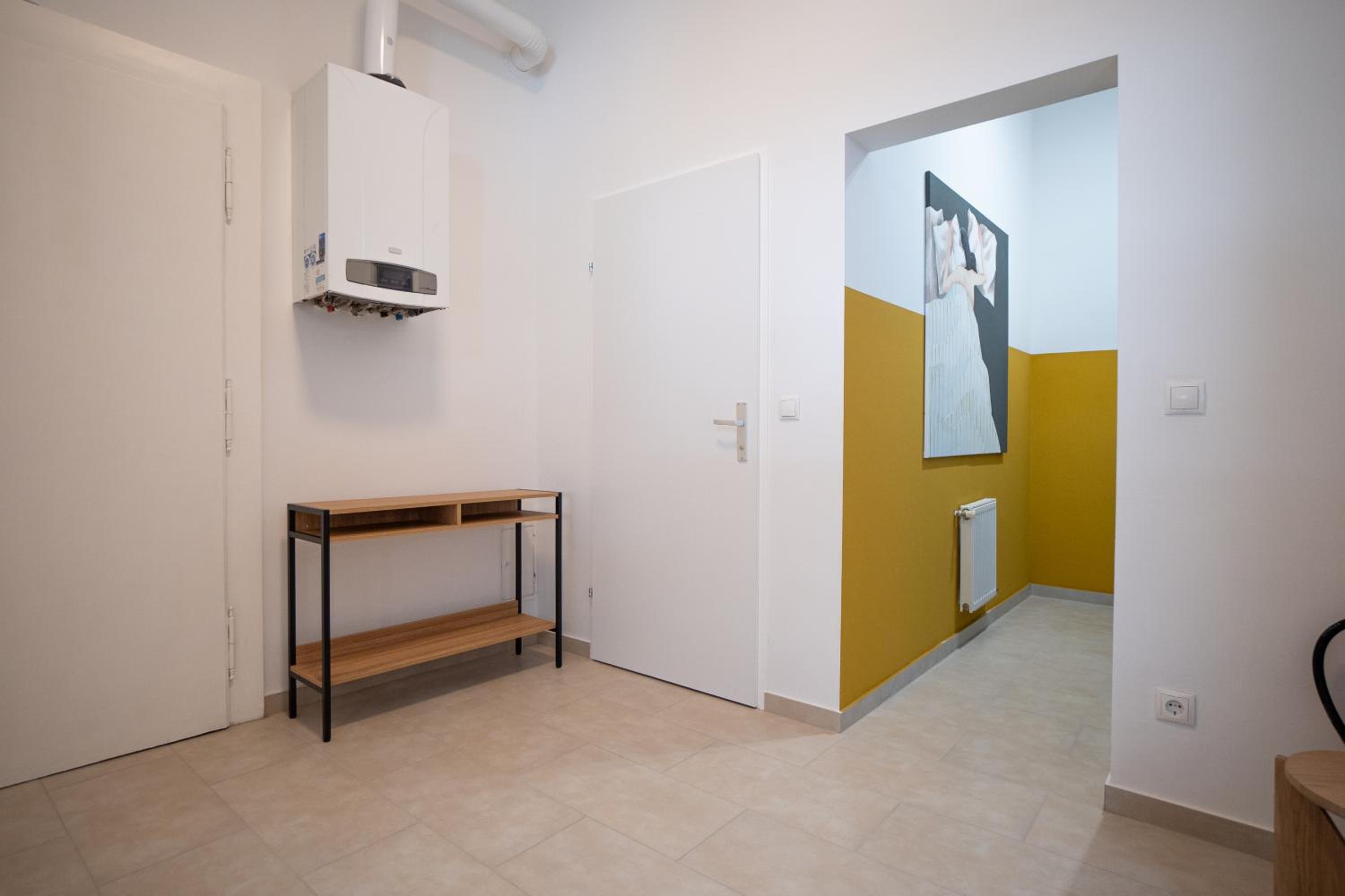 Central brand-new apartment with a patio