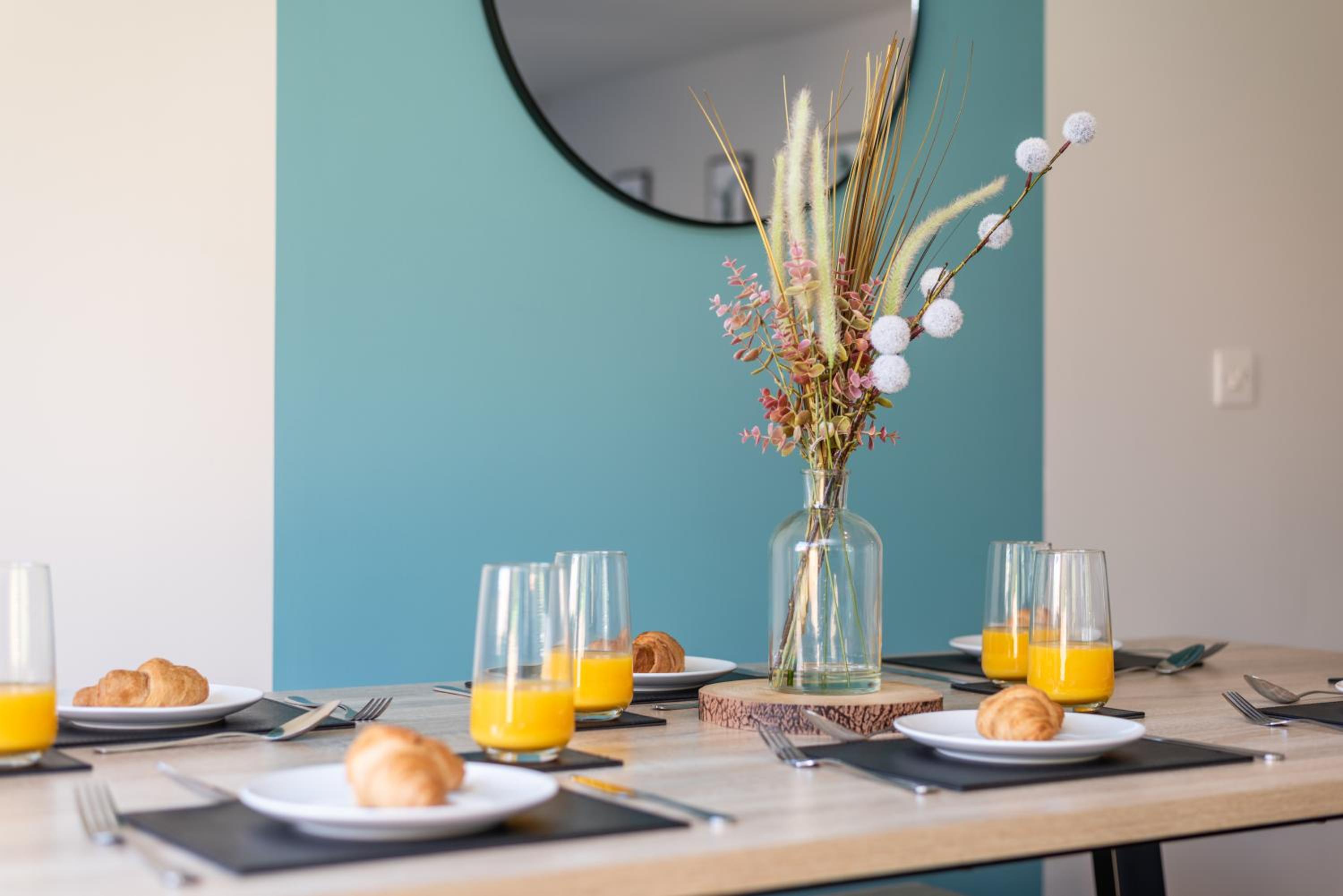3 Bedroom House Ashford, Kent - Free Parking - Free WiFi - Big Monthly Discounts - Sleeps 5 - Elite Stays UK