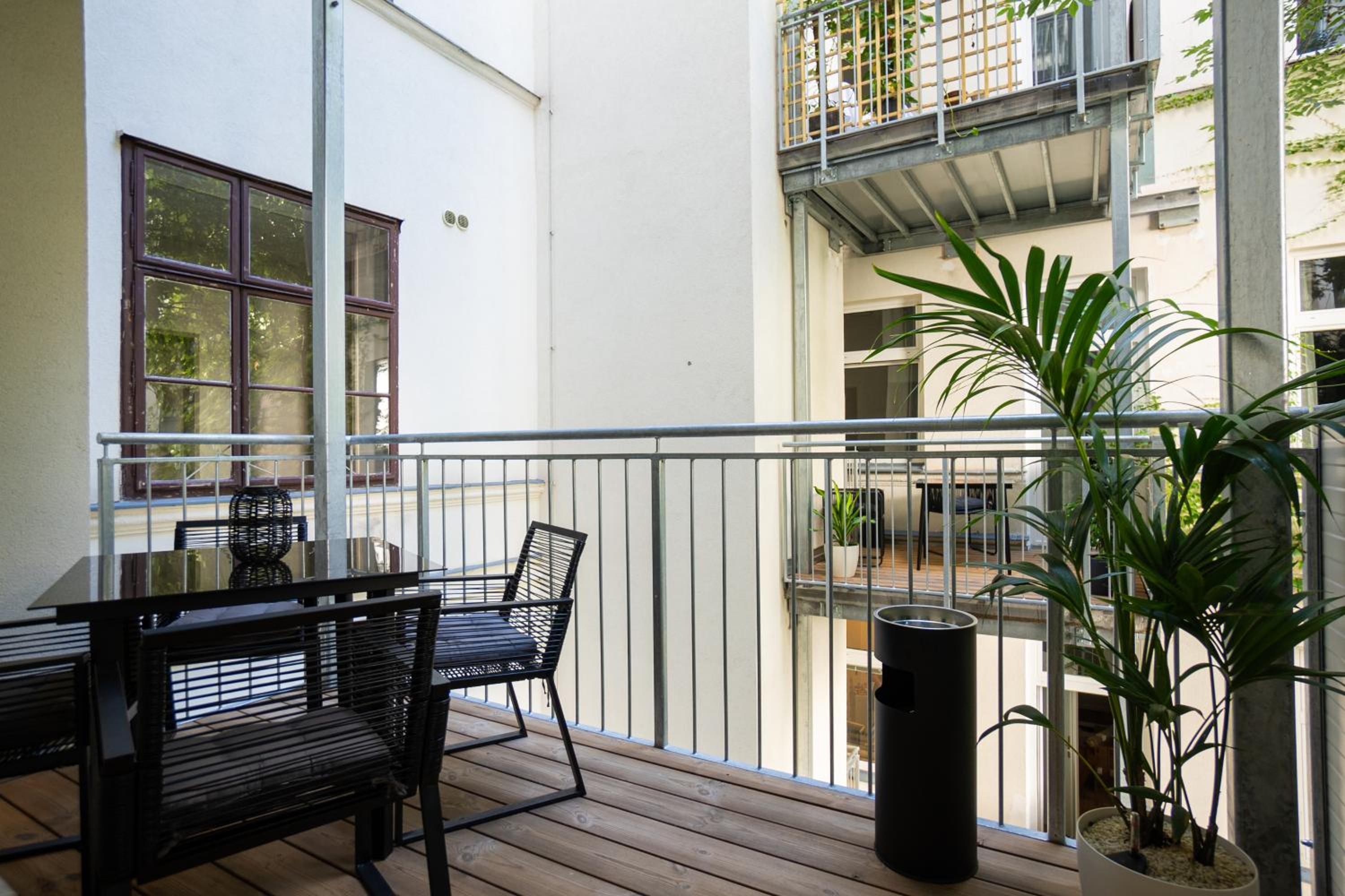 Central brand-new apartment with a patio