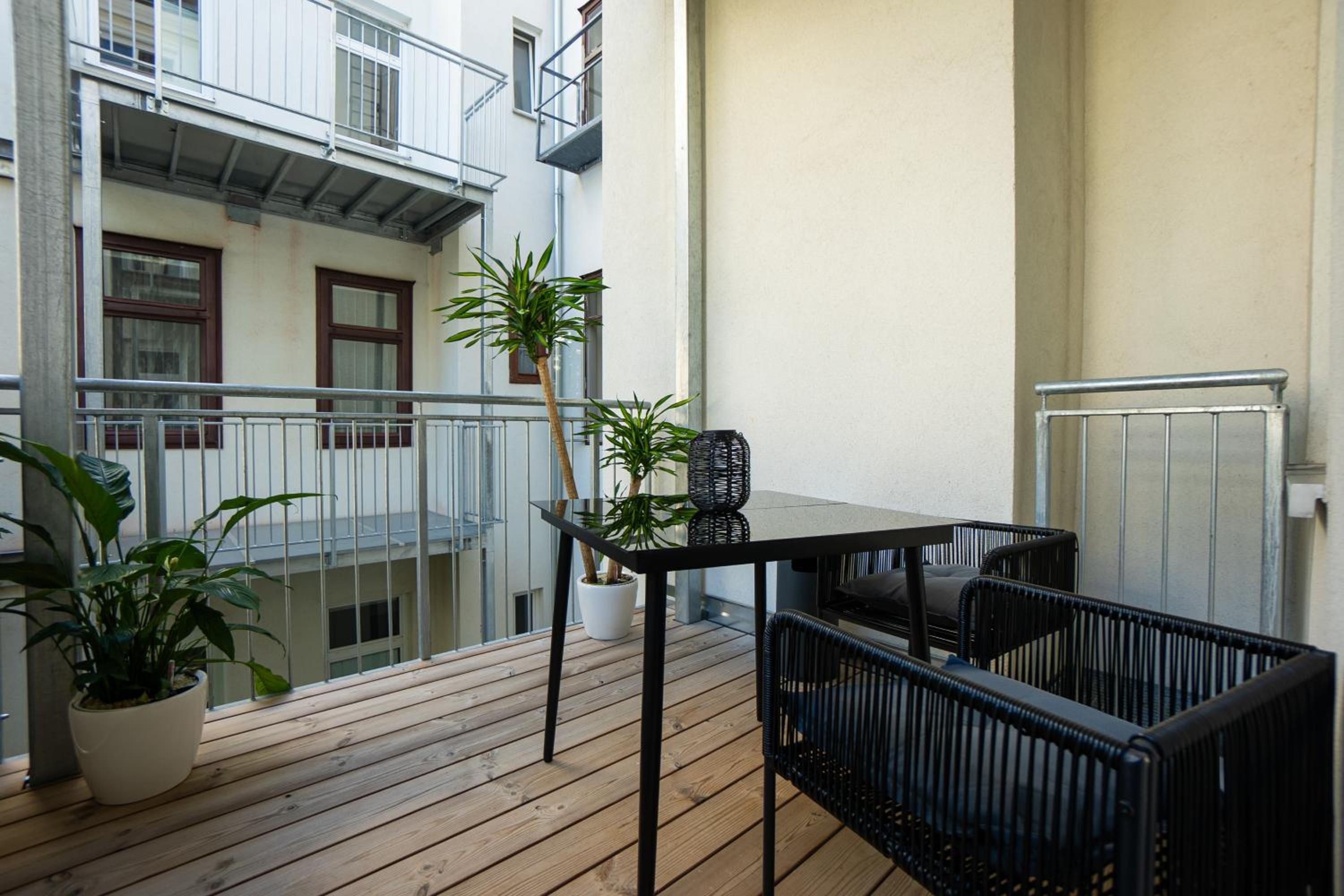 Central brand-new apartment with a patio