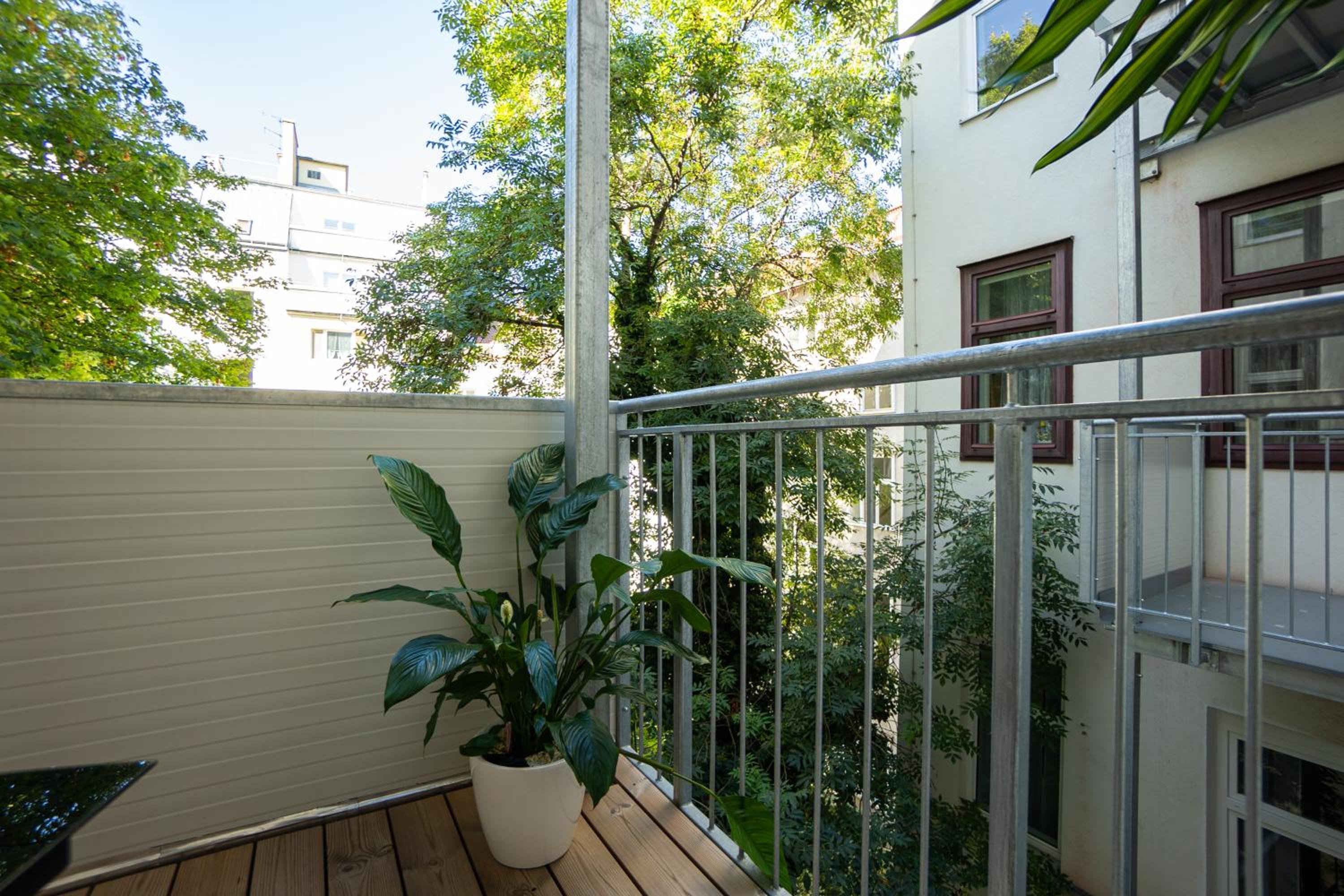 Central brand-new apartment with a patio