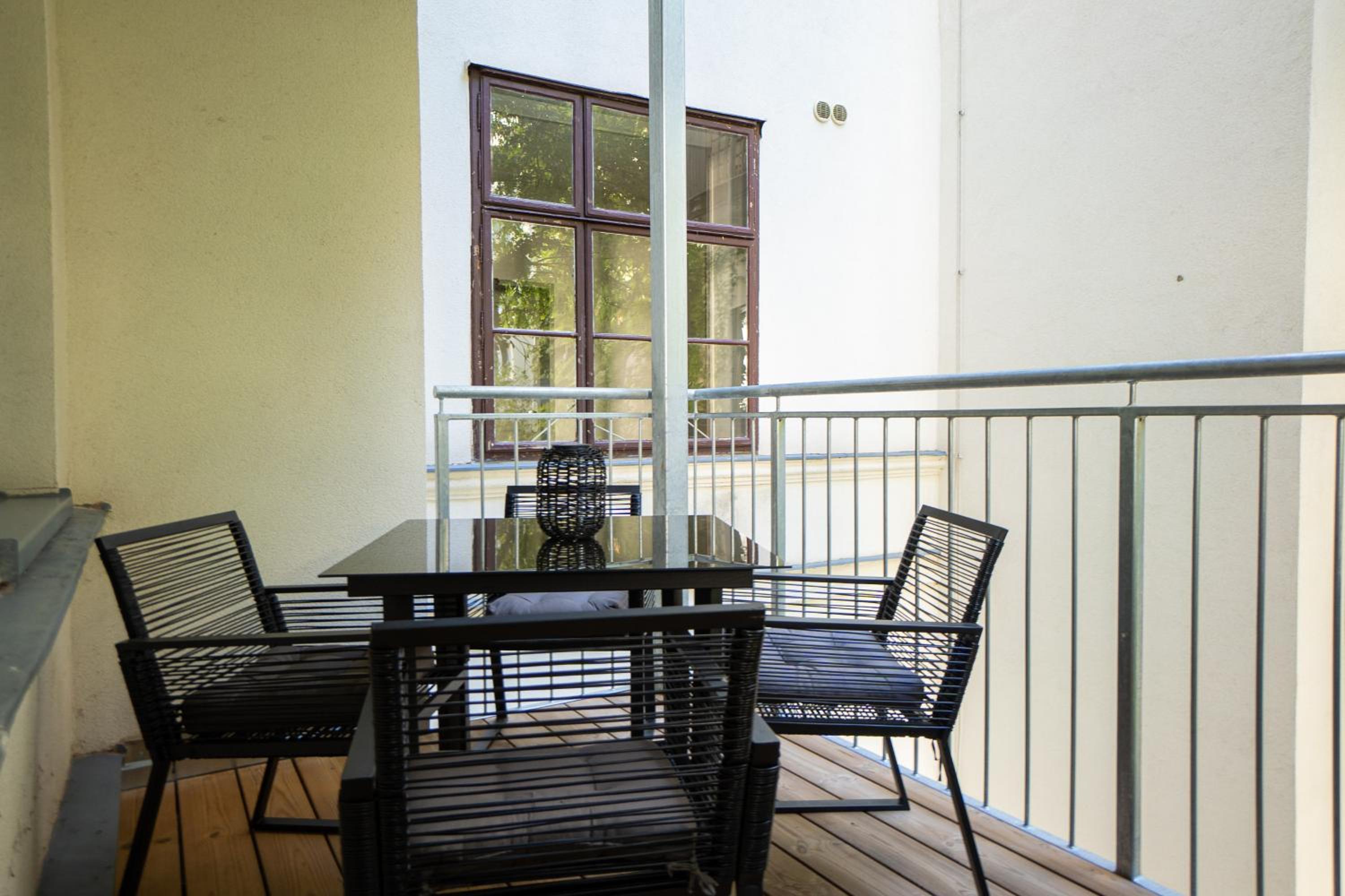 Central brand-new apartment with a patio