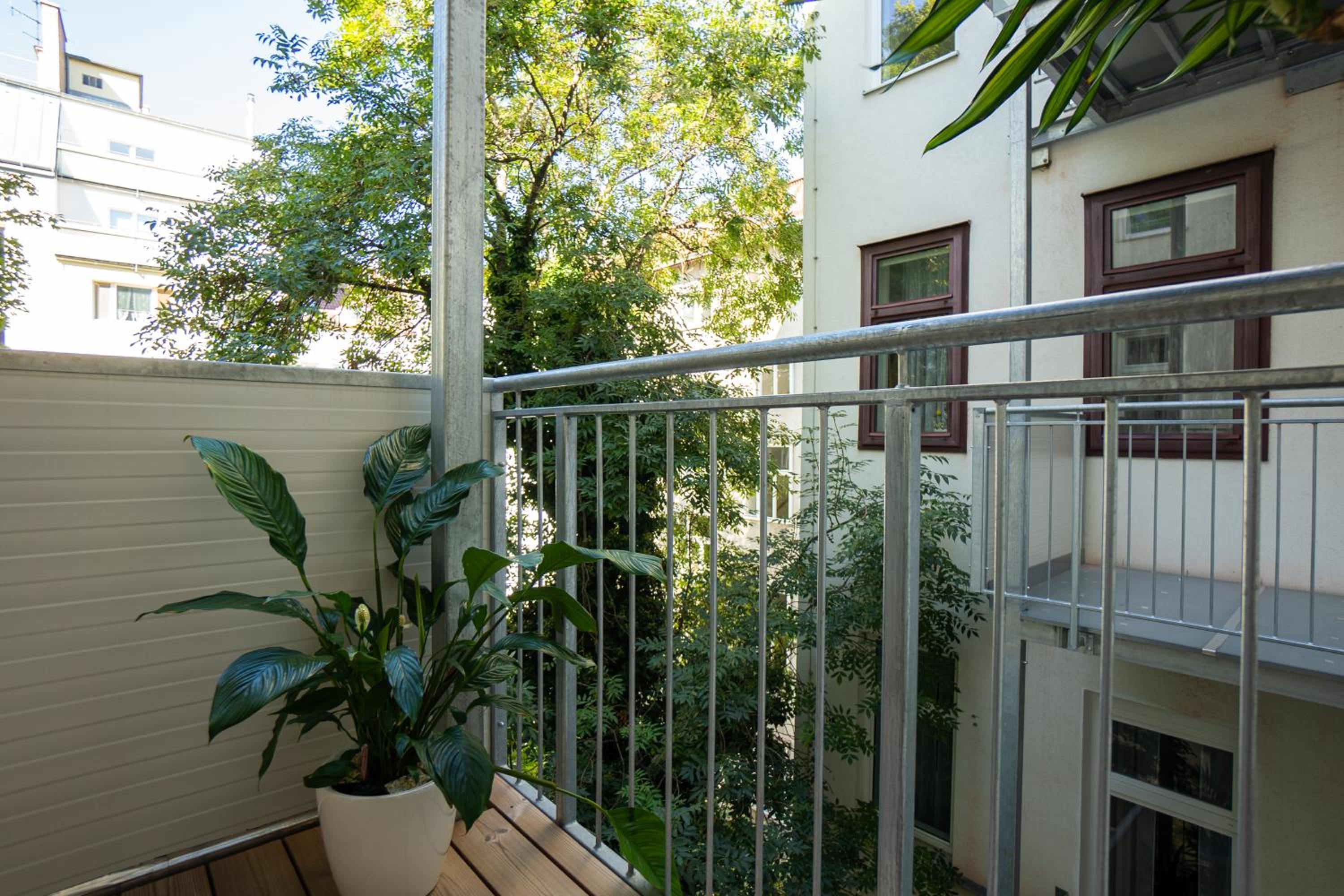 Central brand-new apartment with a patio