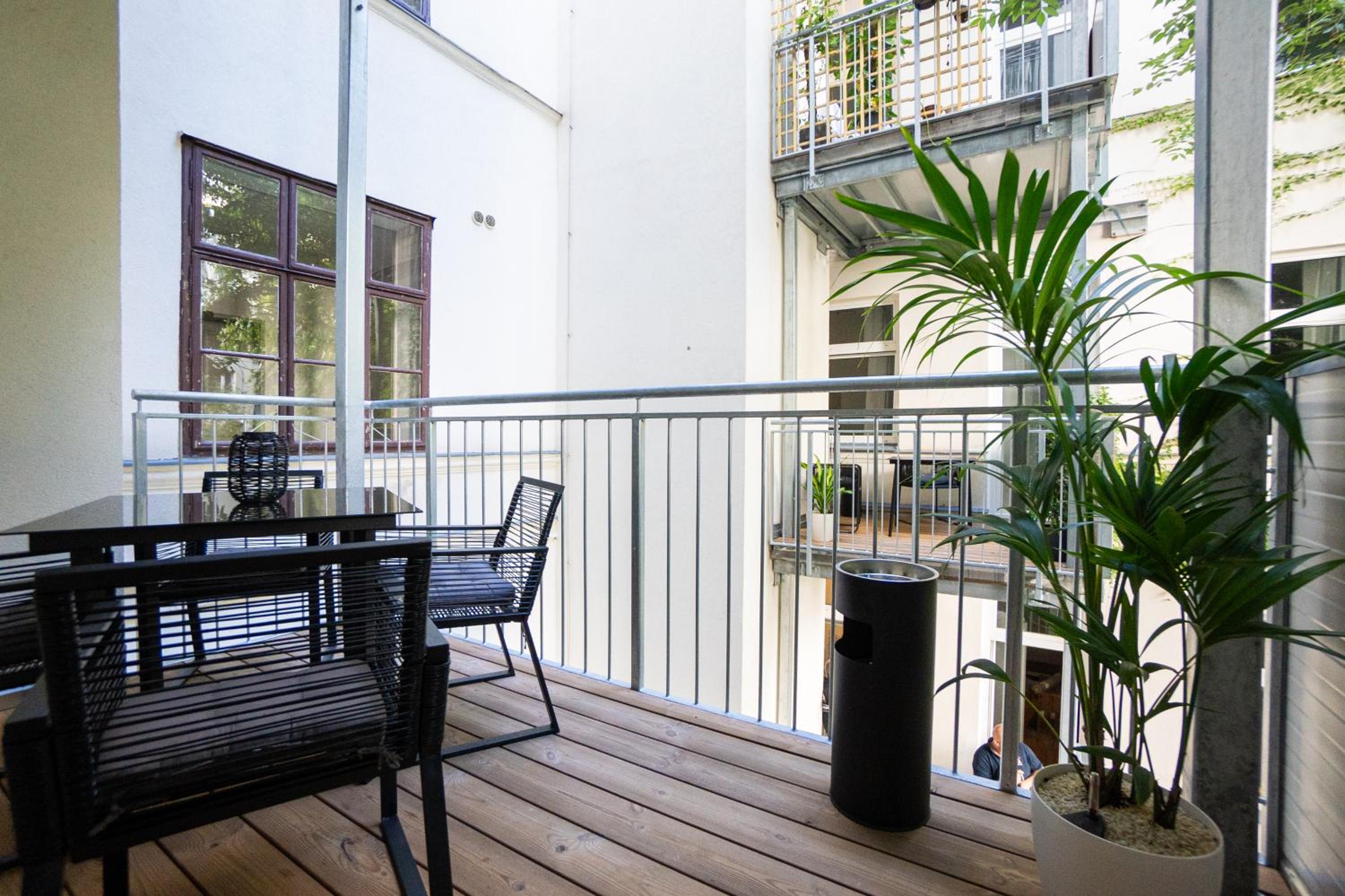 Central brand-new apartment with a patio