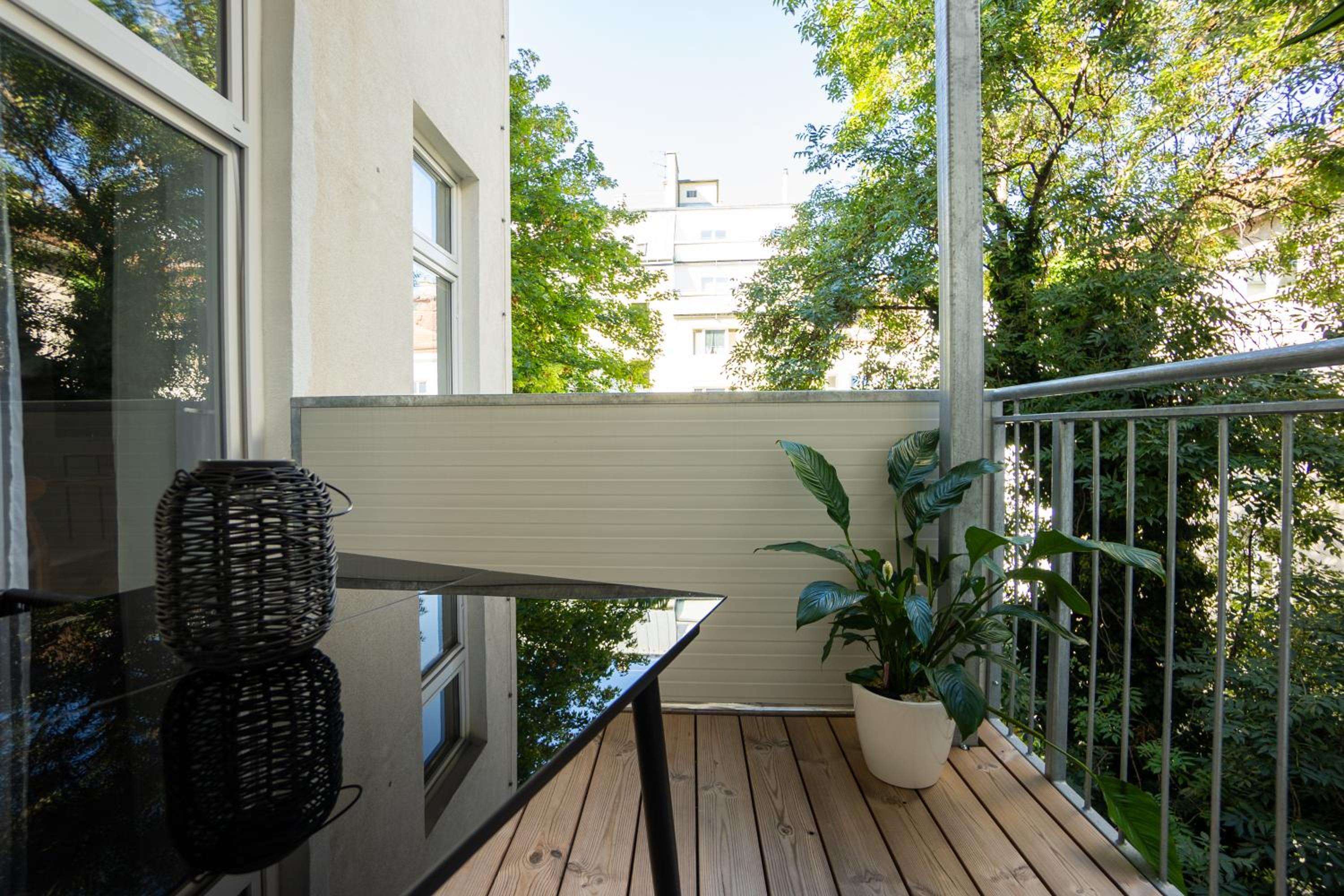 Central brand-new apartment with a patio
