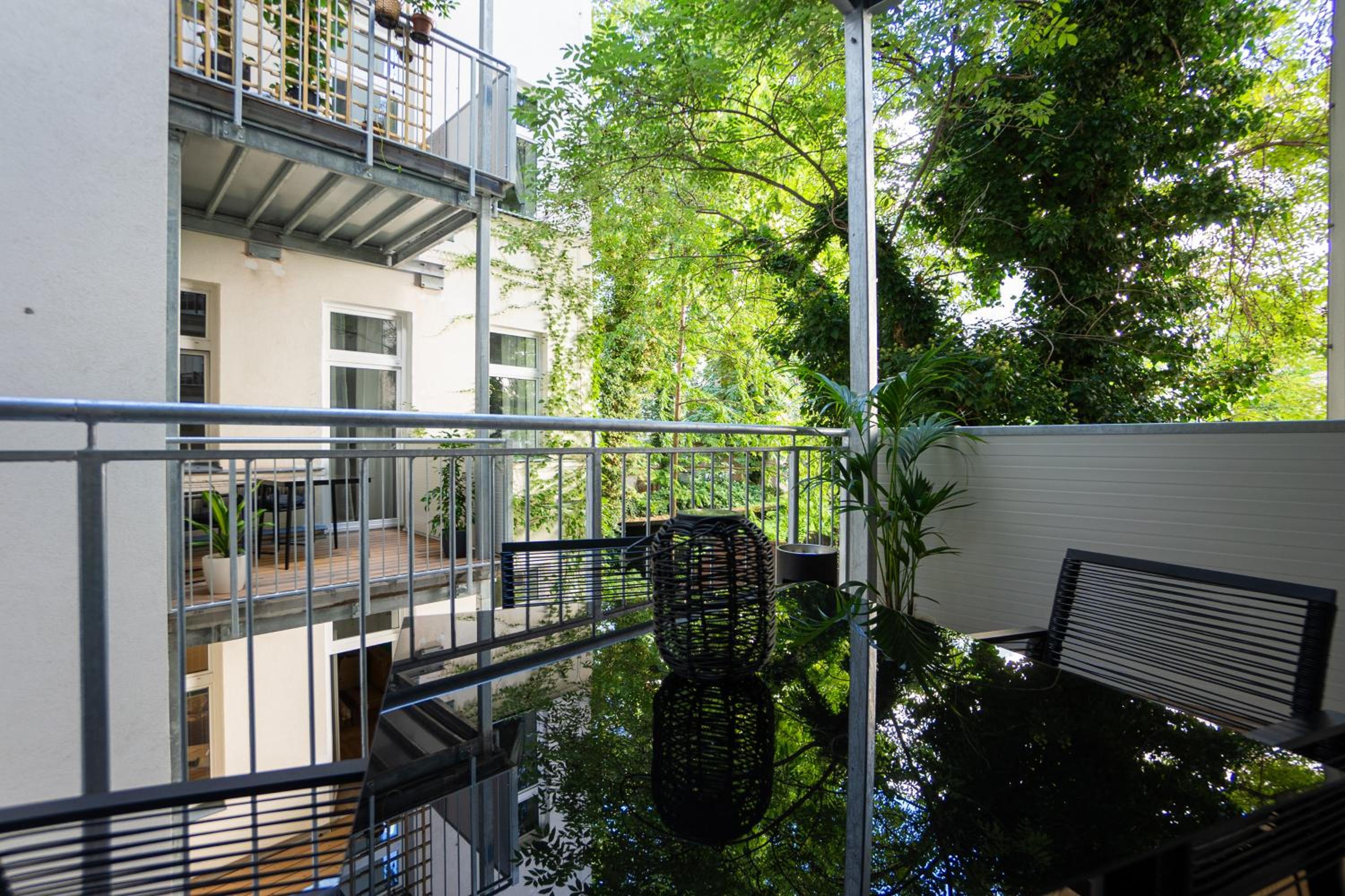 Central brand-new apartment with a patio
