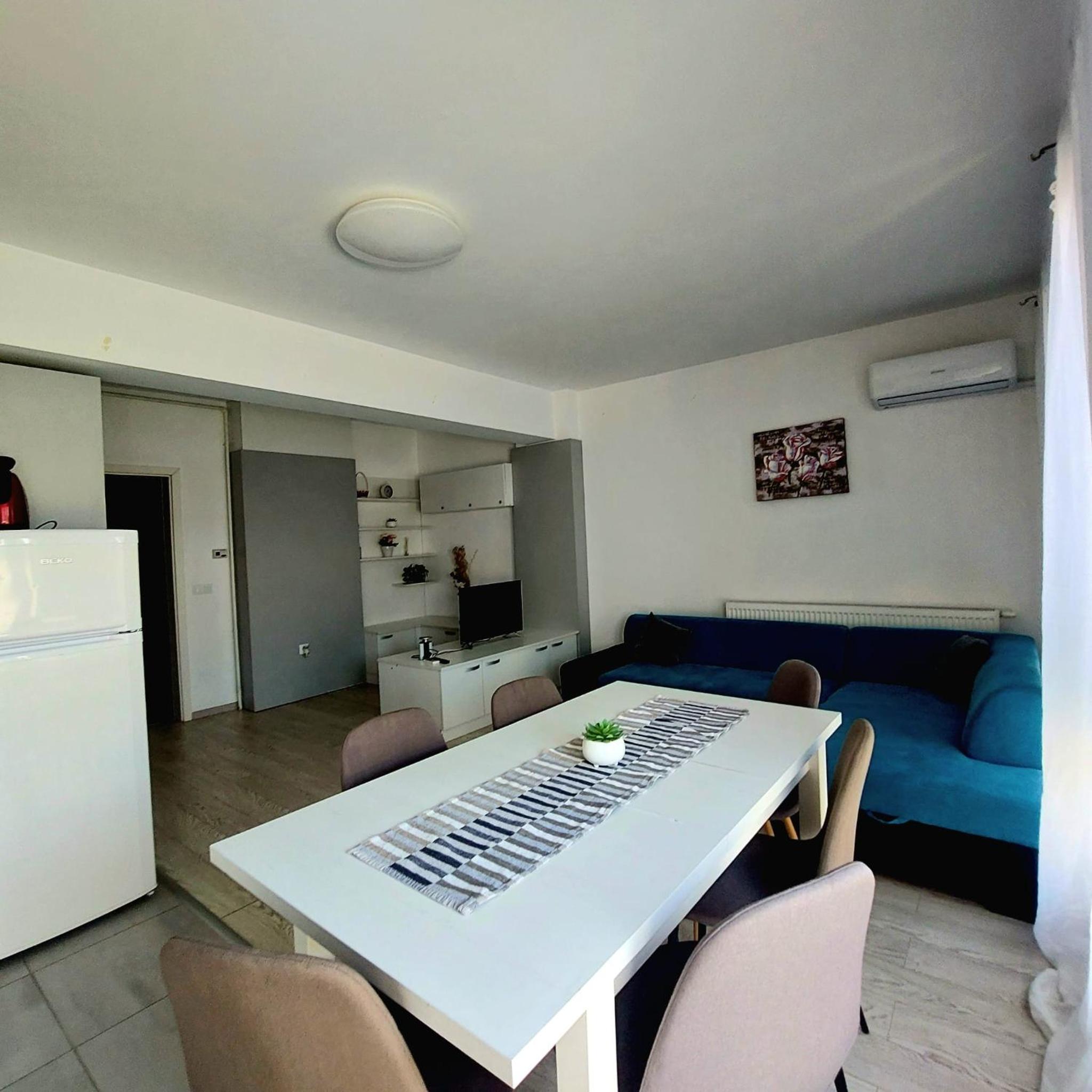 Giorgia and Ary view 3