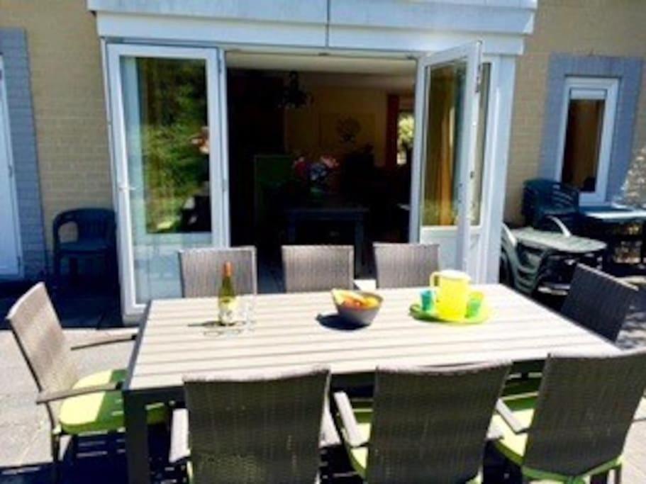 Strandvilla vlak bij zee met grote tuin view 2
