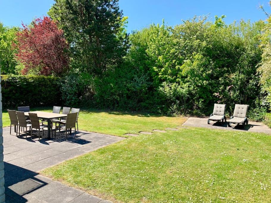 Strandvilla vlak bij zee met grote tuin view 3