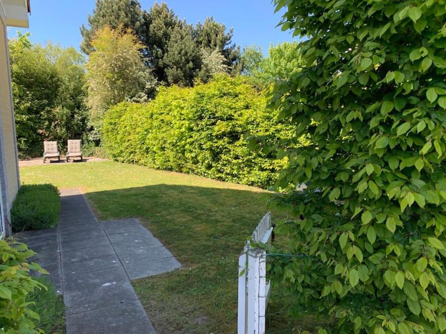 Strandvilla vlak bij zee met grote tuin view 4