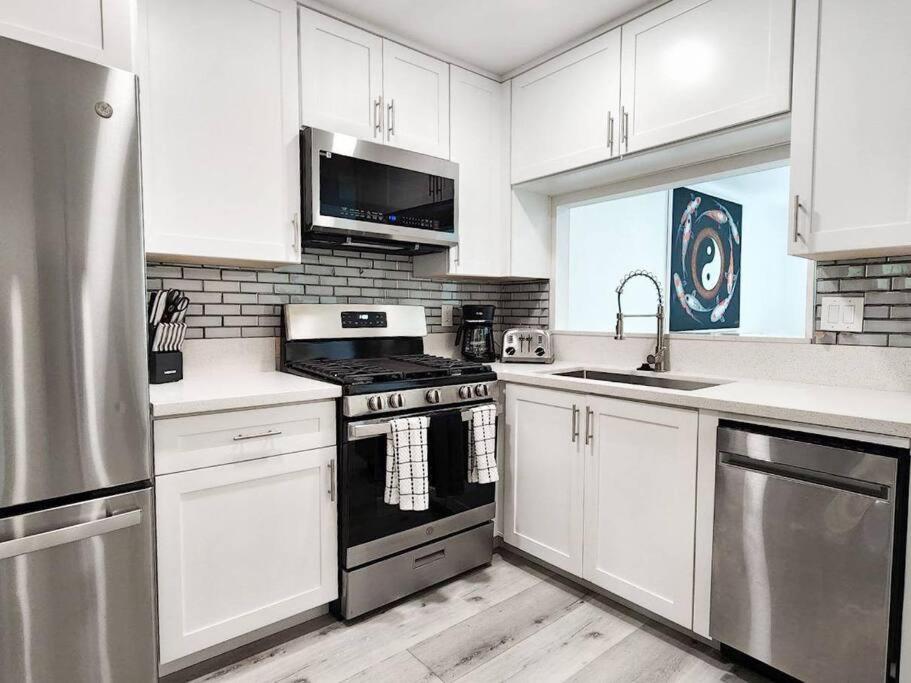 Stylish SD Living (10 min drive to Downtown and 15 min to beach) view 4