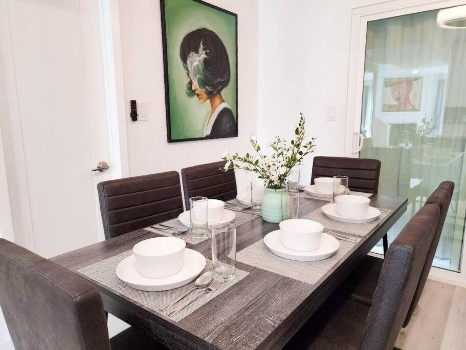 Stylish SD Living (10 min drive to Downtown and 15 min to beach) view 2
