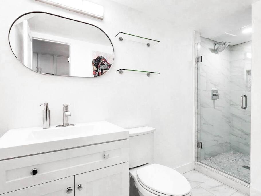 Stylish SD Living (10 min drive to Downtown and 15 min to beach) view 5