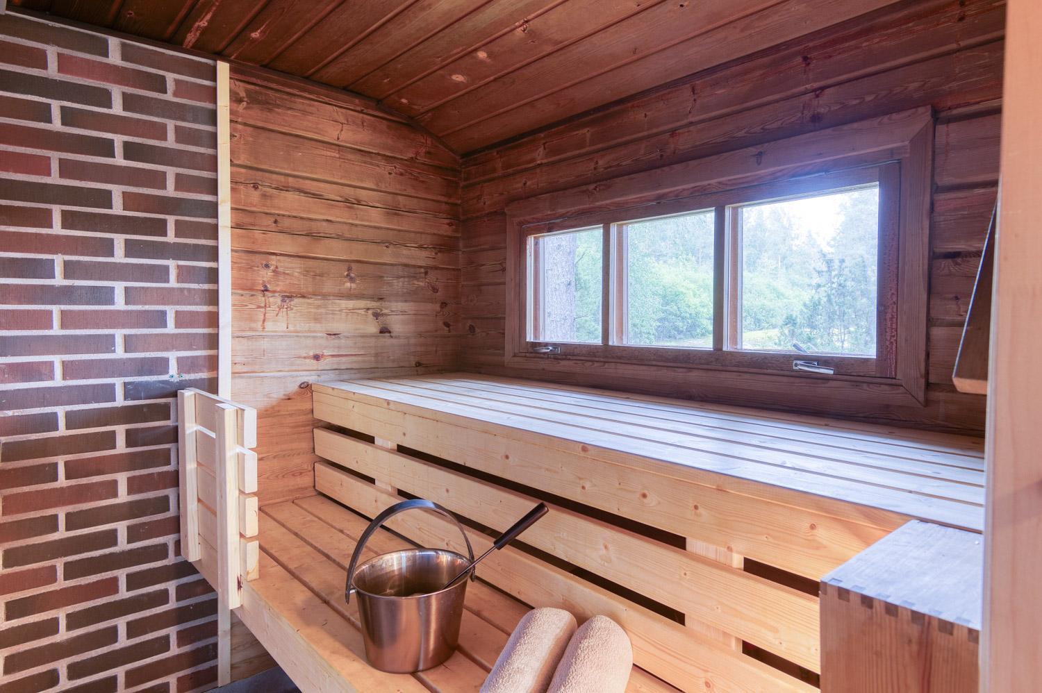 Pinetree Cottages Cozy log cabin view 4
