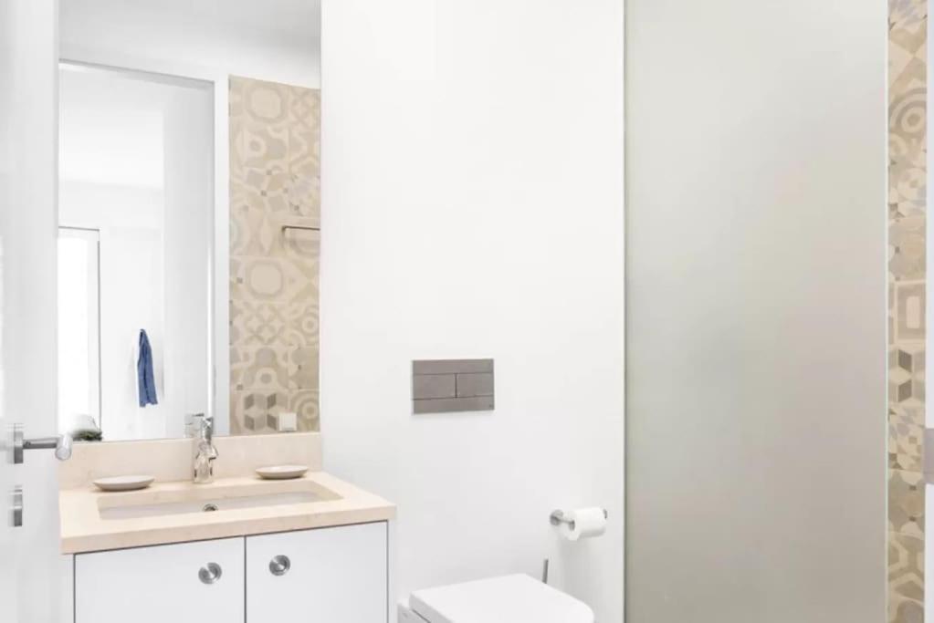 Lovely 2-BR Flat w/Terrace near Time Out Market view 2