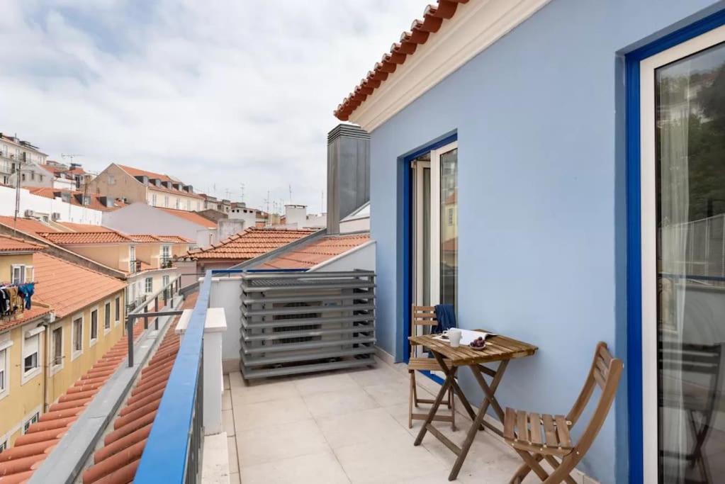 Lovely 2-BR Flat w/Terrace near Time Out Market view 3
