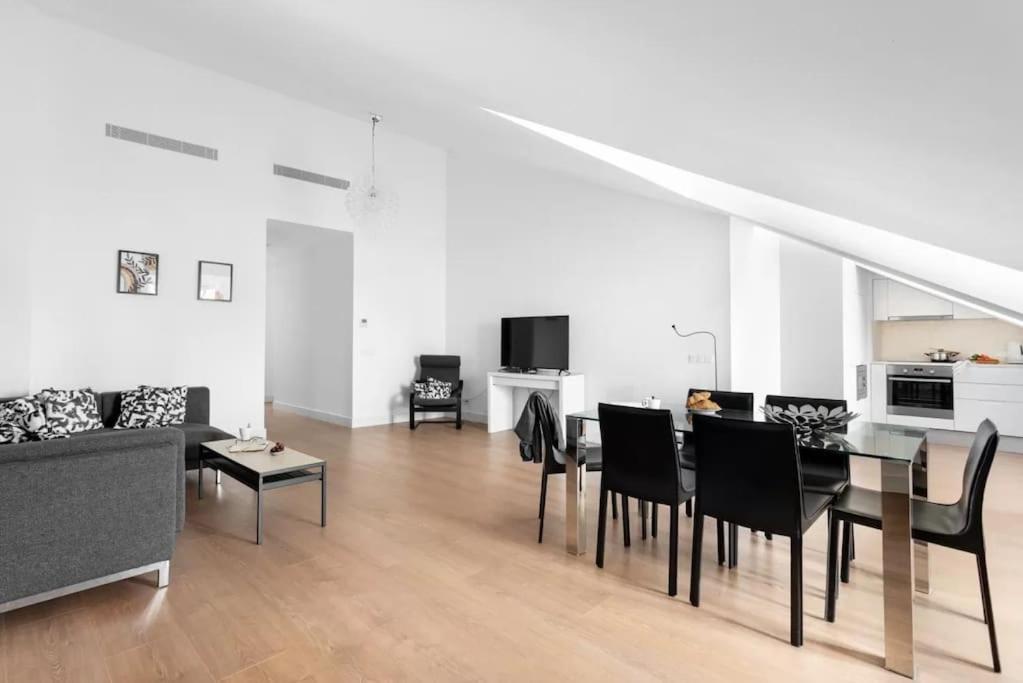 Lovely 2-BR Flat w/Terrace near Time Out Market view 4
