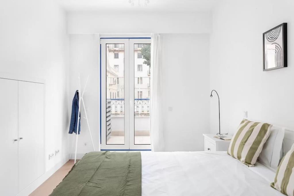 Lovely 2-BR Flat w/Terrace near Time Out Market view 5