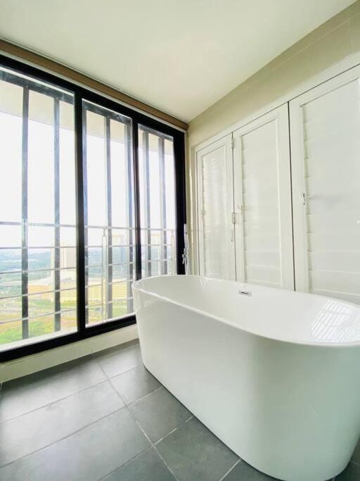 Southkey Midvalley A2301 Mahjong Bathtub High Floor JB