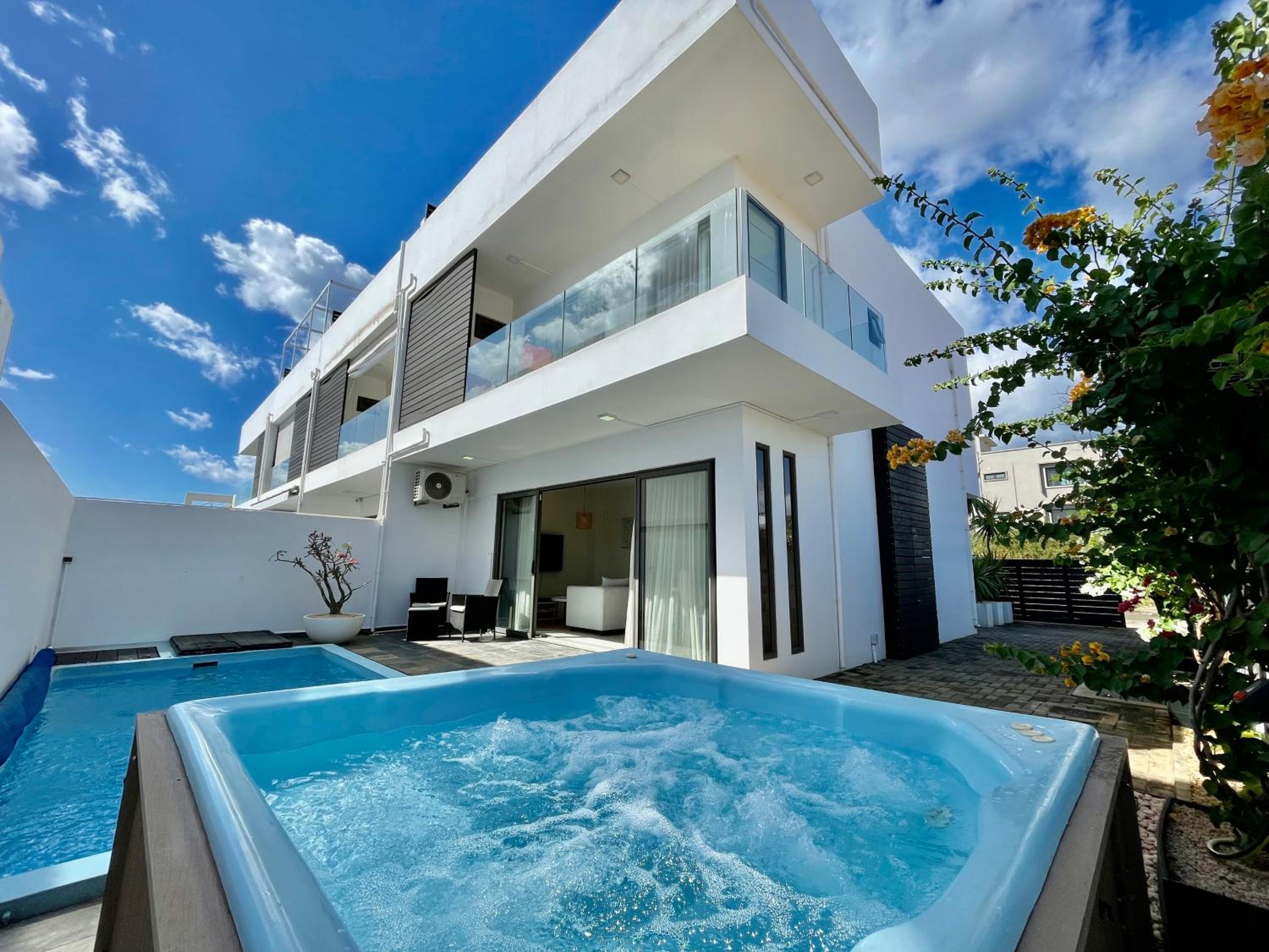 Duplex - piscine, jacuzzi & vues view 2