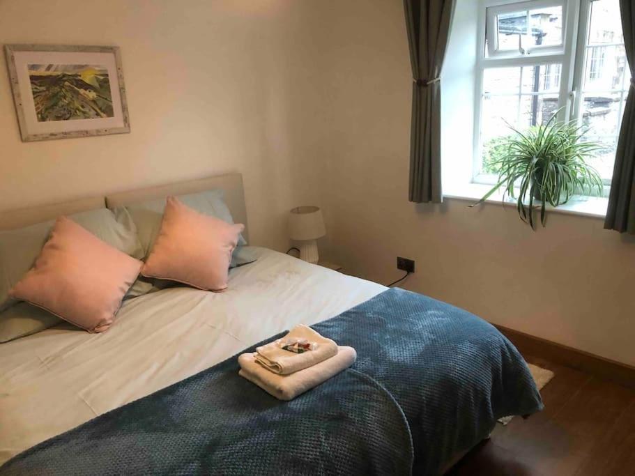 The Homestead - Modern cottage in a stunning Peak District setting view 5